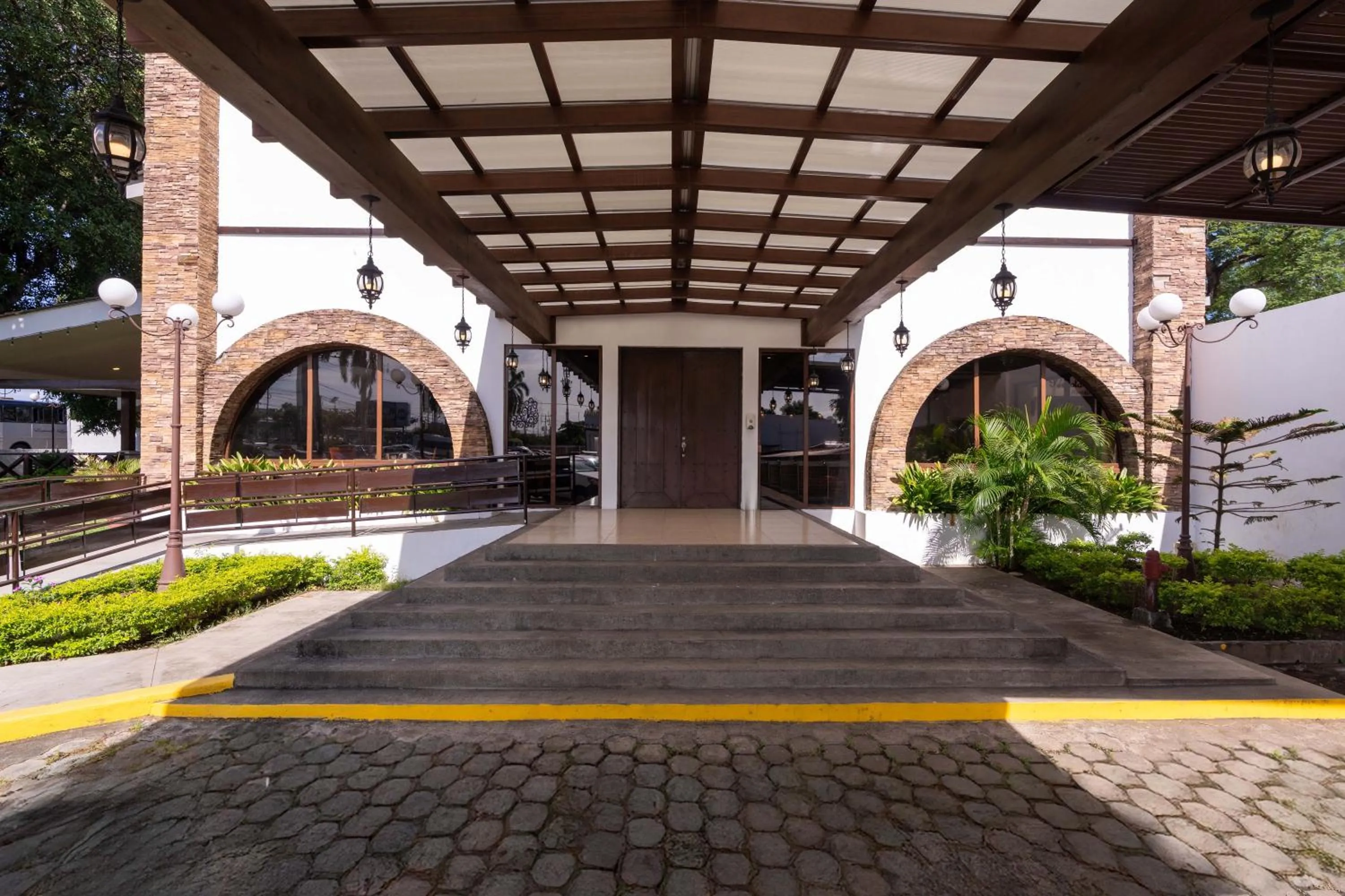 Facade/entrance in Best Western Las Mercedes Airport