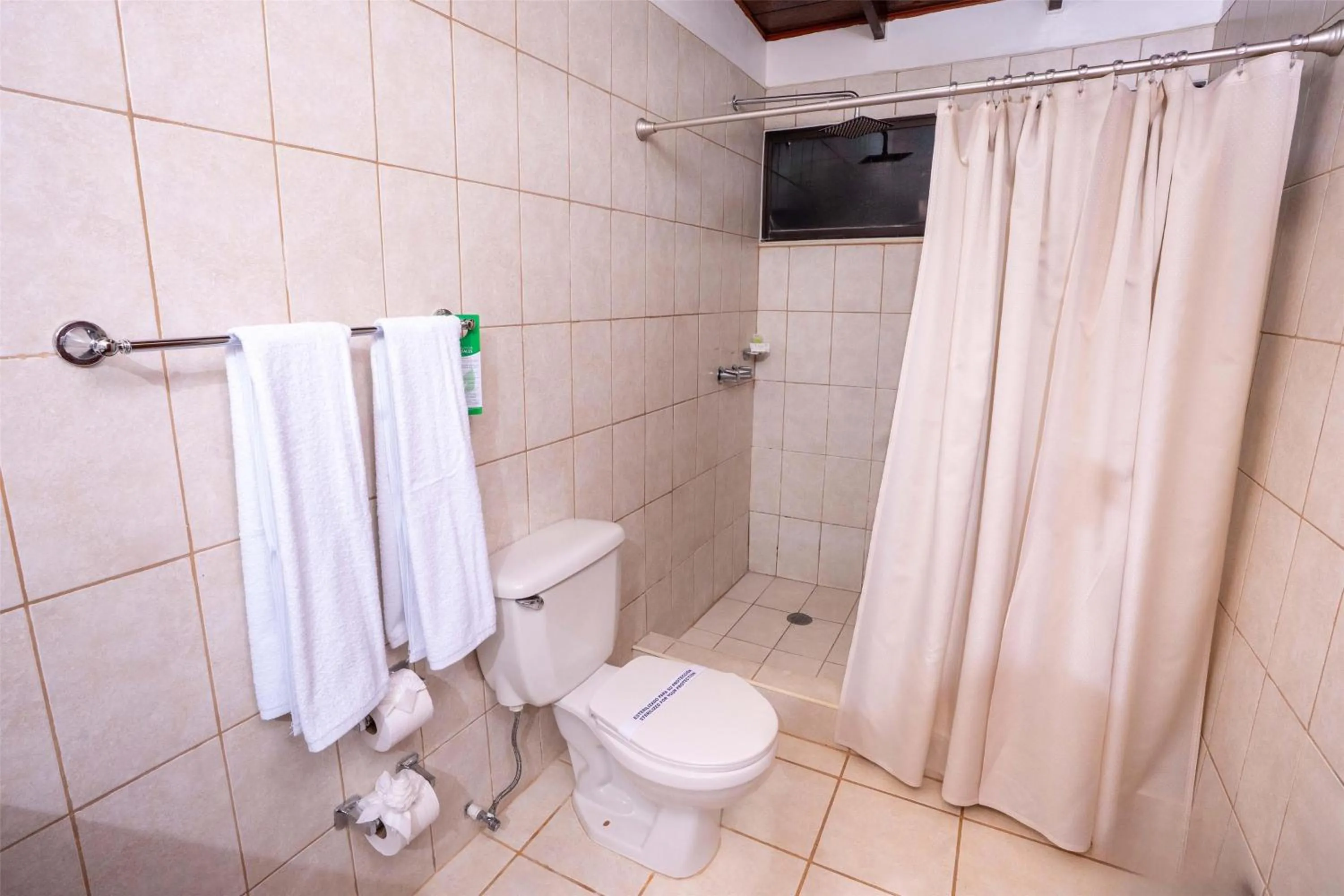Bathroom in Best Western Las Mercedes Airport