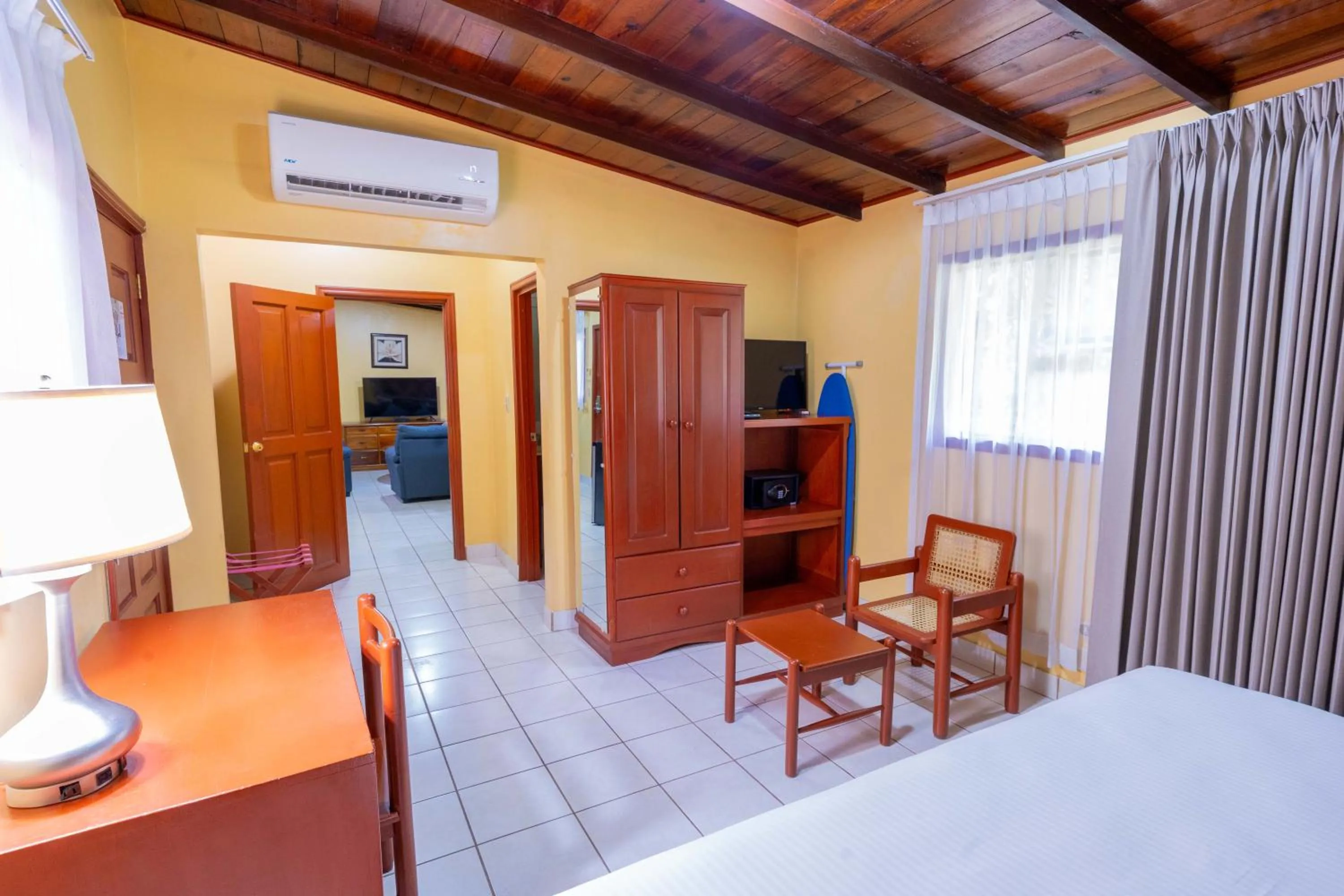 wardrobe, Bed in Best Western Las Mercedes Airport