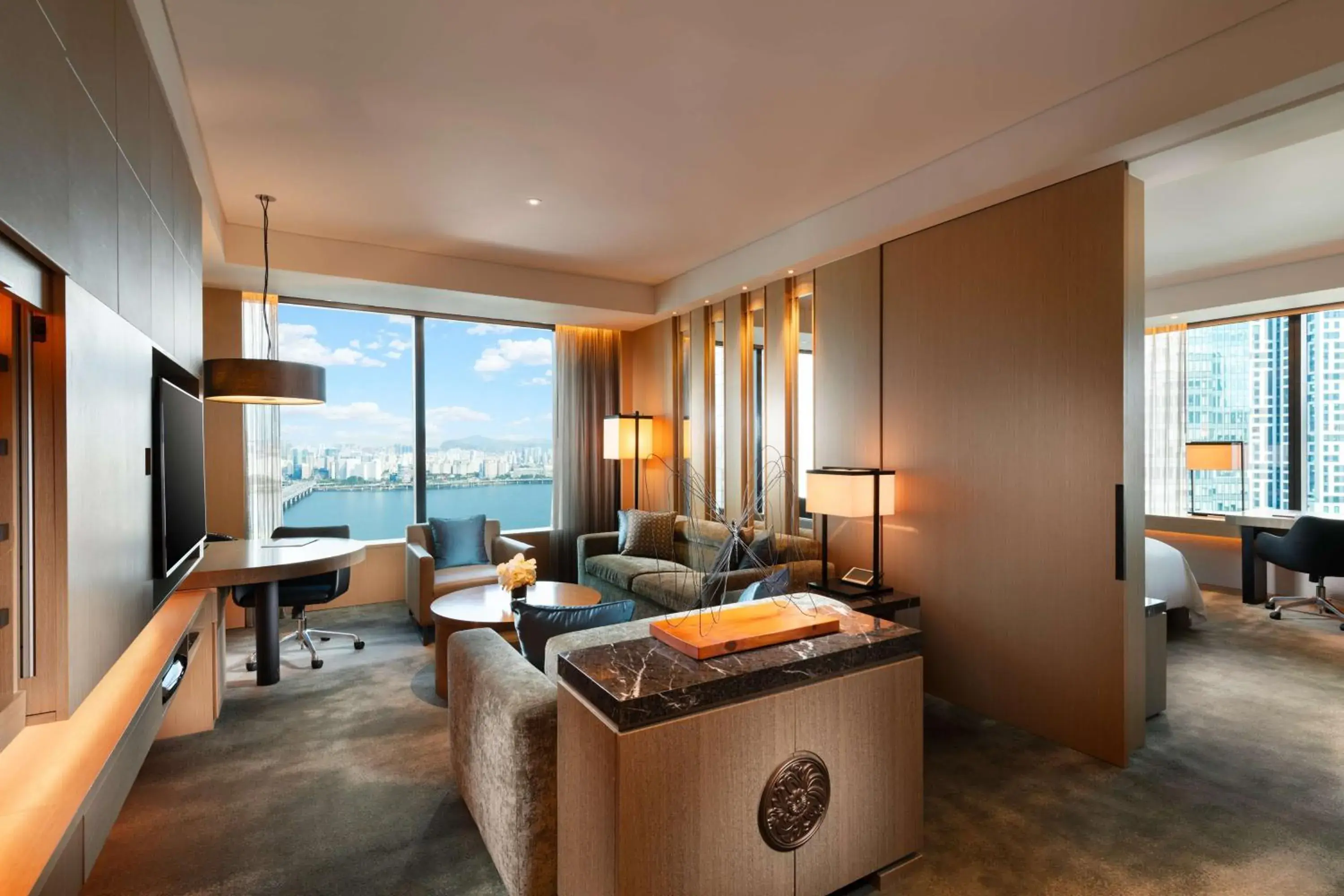 Deluxe Corner King Suite with River View in Conrad Seoul Deluxe Corner King Suite with River View in Conrad Seoul