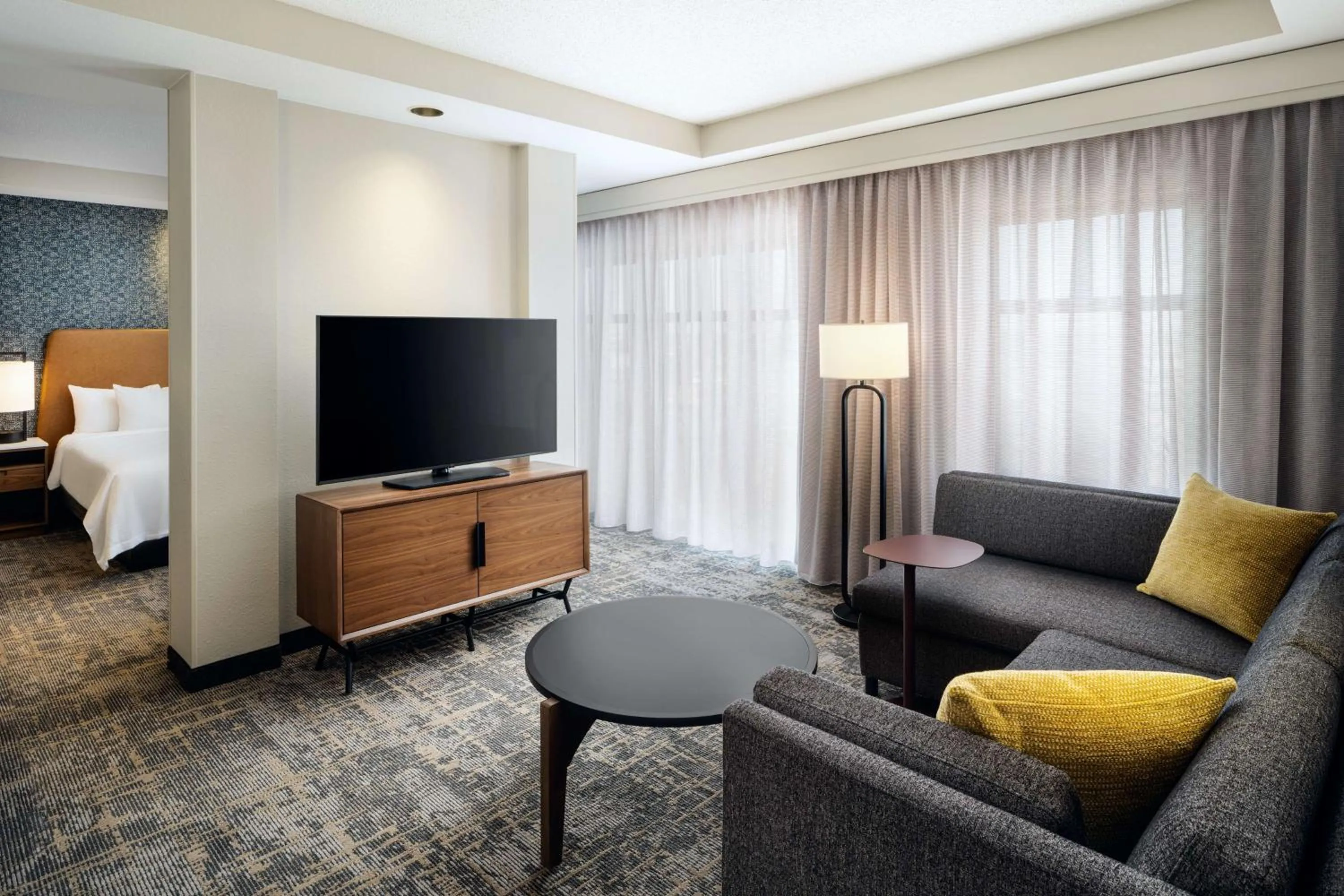 Living room, Bed in Embassy Suites Lincoln