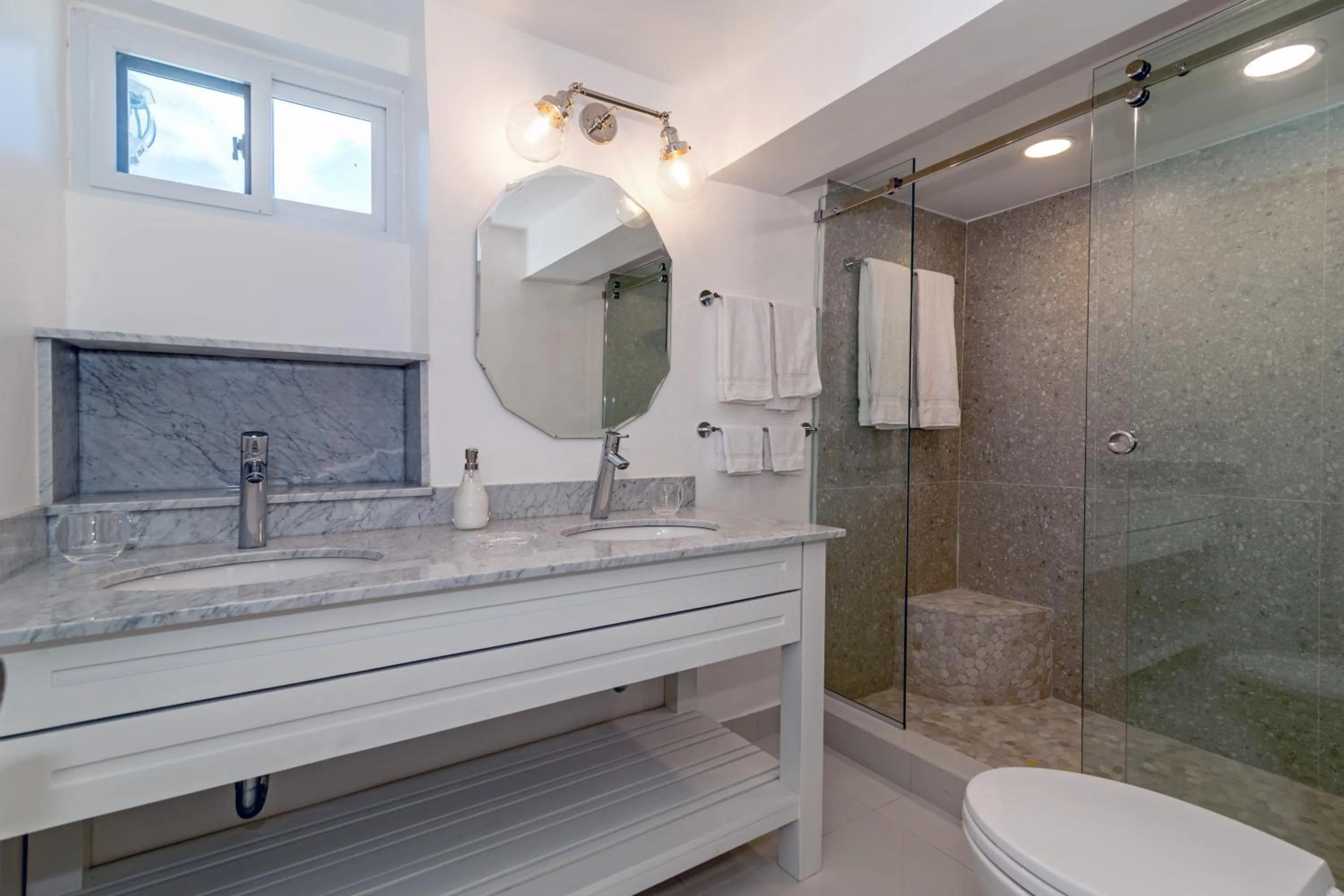 Magnificent 5-Bedroom Estate Villa, Sleeps 12