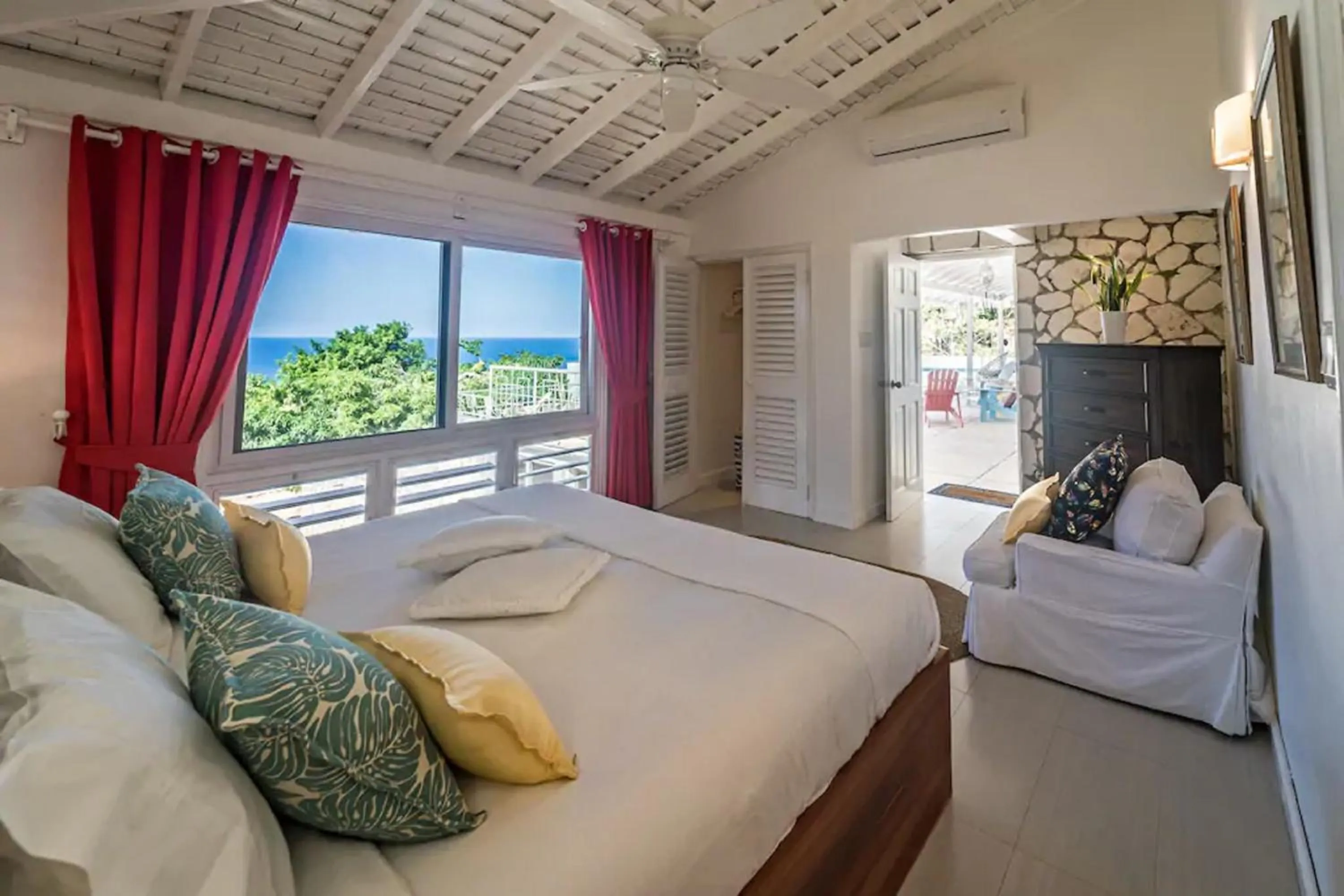 Bedroom, Bed in Magnificent 5-Bedroom Estate Villa, Sleeps 12