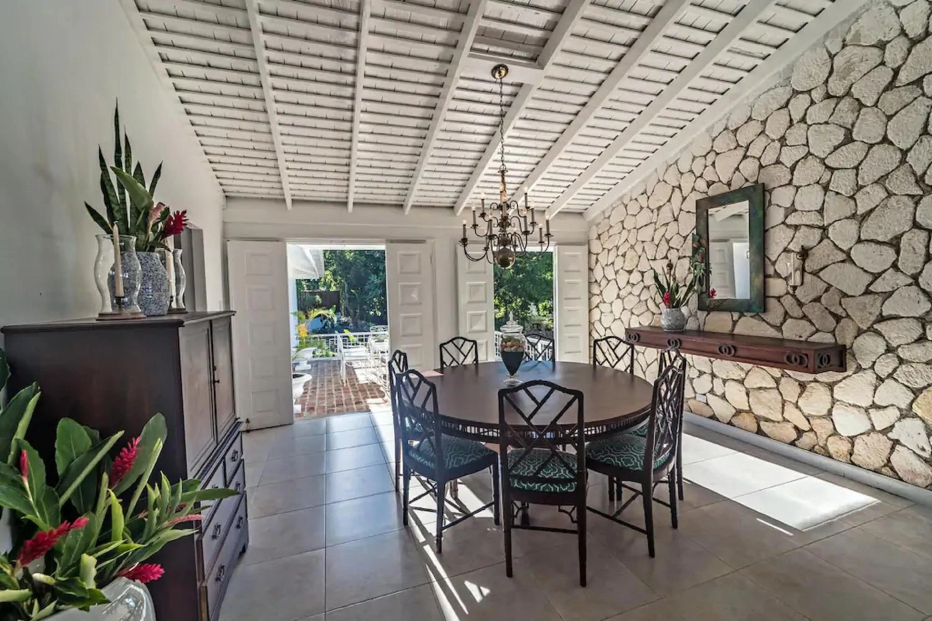 Dining area in Magnificent 5-Bedroom Estate Villa, Sleeps 12