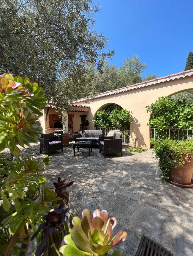 Patio in Domaine Le Clos des Oliviers