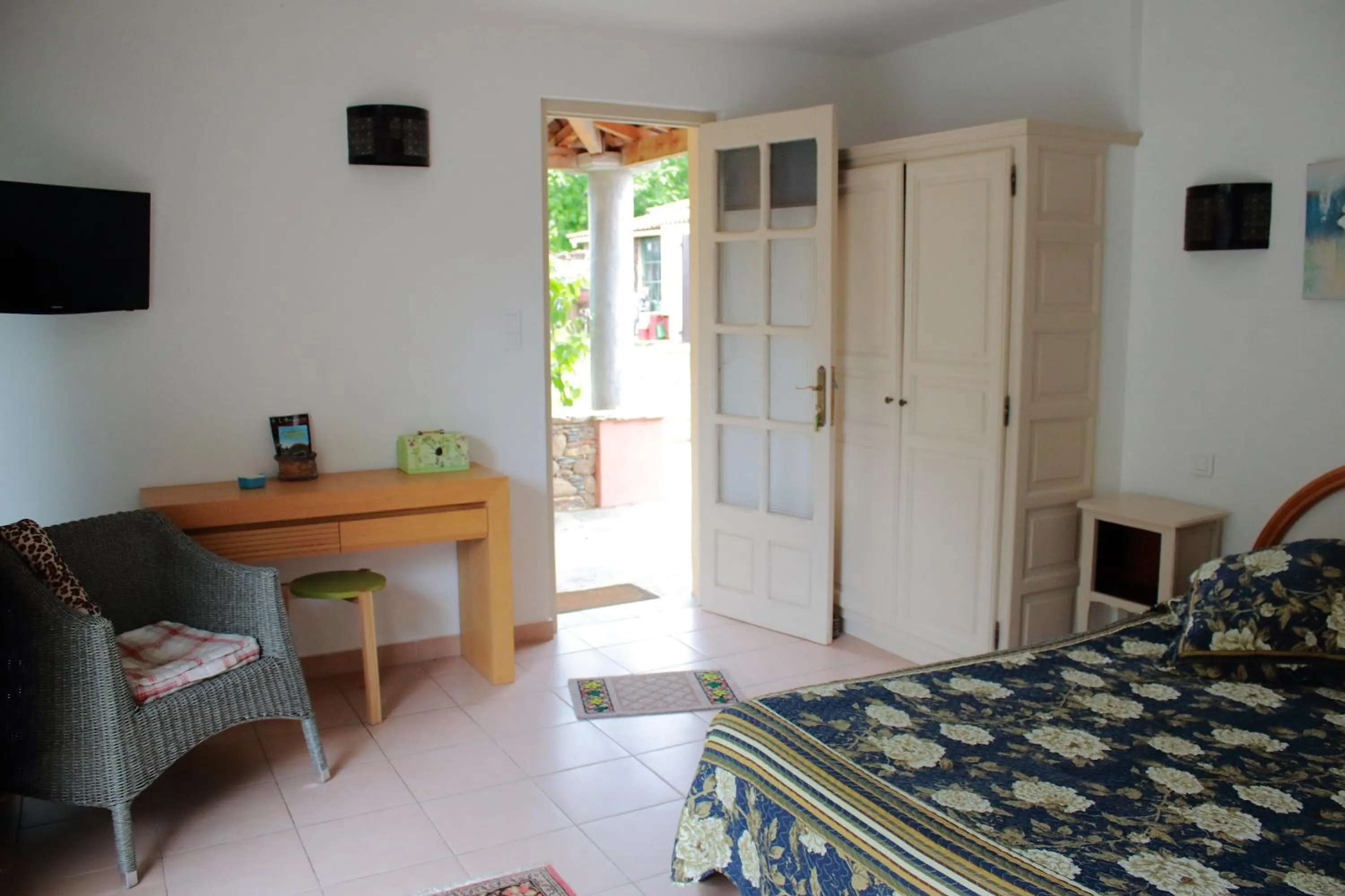 Bedroom, Bed in Domaine Le Clos des Oliviers