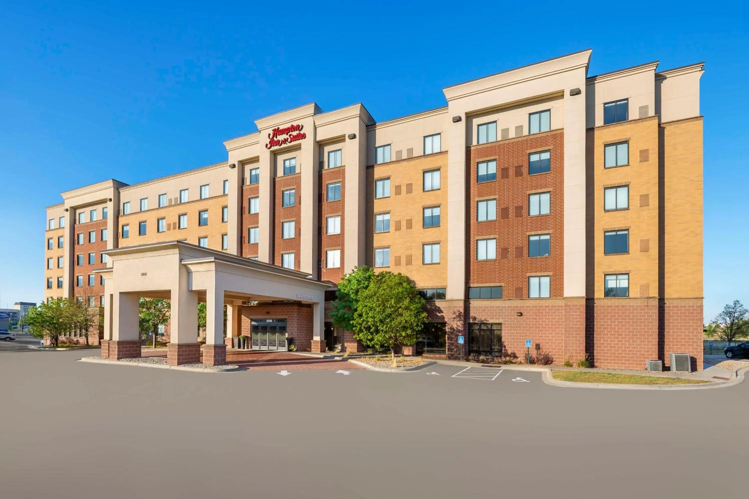 Property building in Hampton Inn & Suites Minneapolis St. Paul Airport - Mall of America