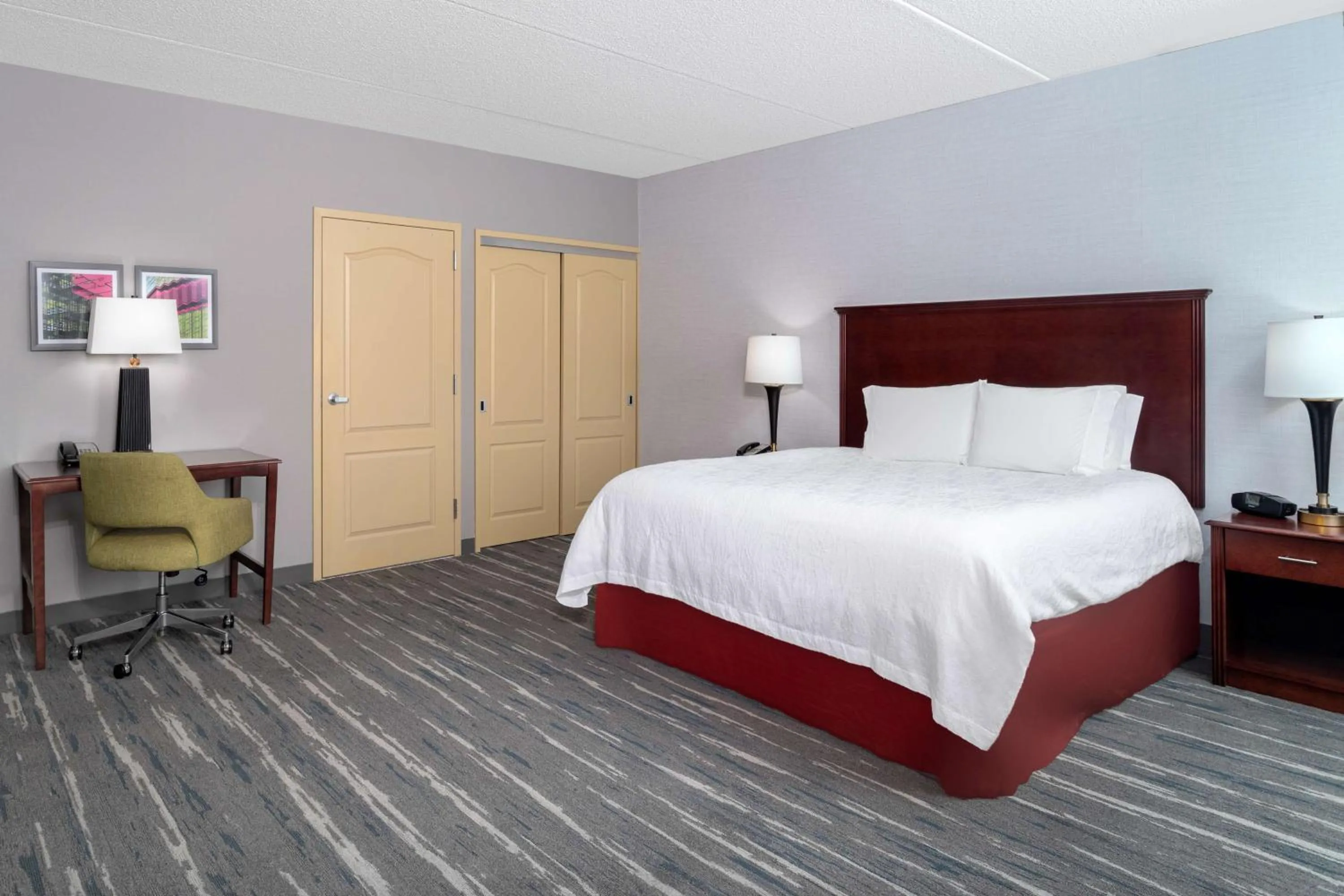 Bedroom, Bed in Hampton Inn & Suites Minneapolis St. Paul Airport - Mall of America