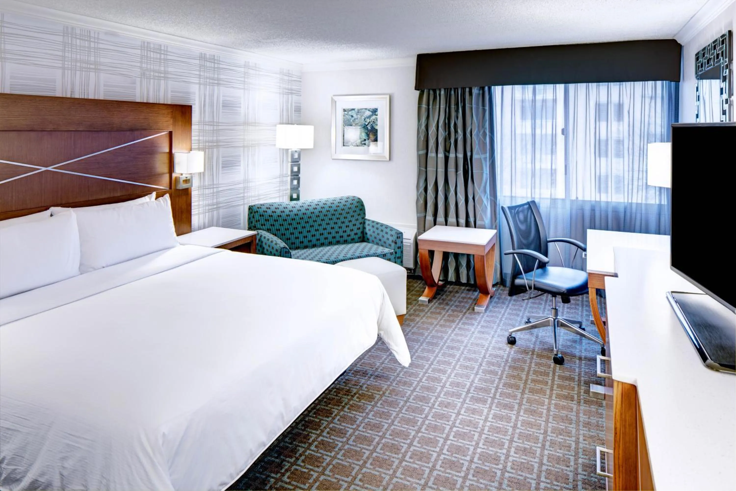 Photo of the whole room, Bed in DoubleTree by Hilton Madison Downtown