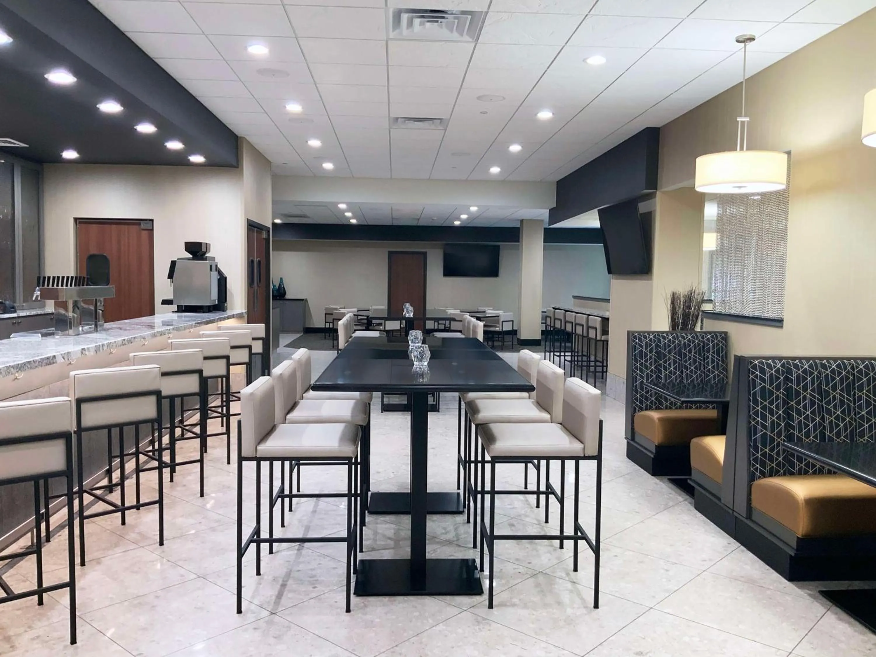 Restaurant/places to eat in DoubleTree by Hilton Madison Downtown