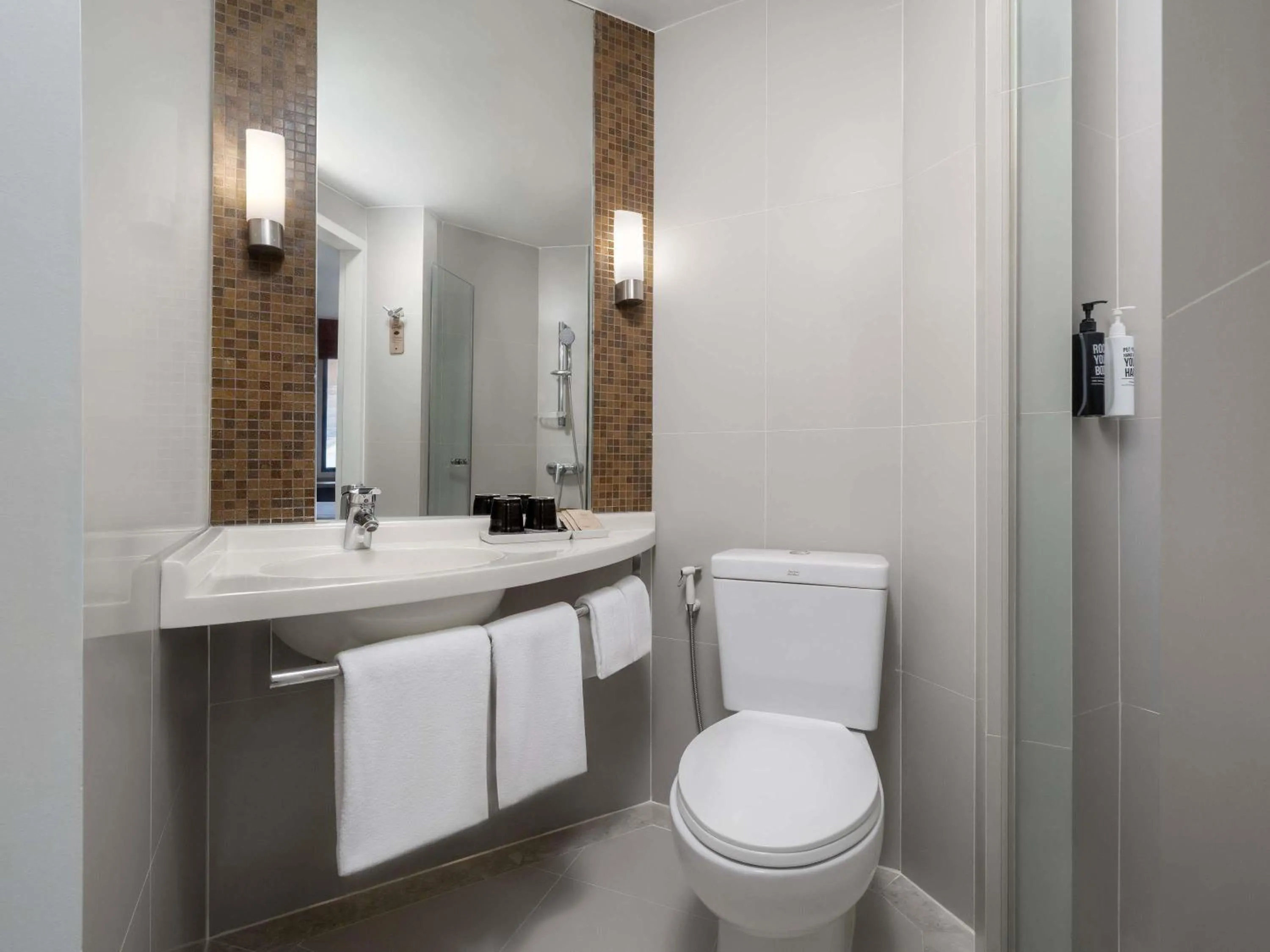 Bedroom in ibis Bangkok Siam