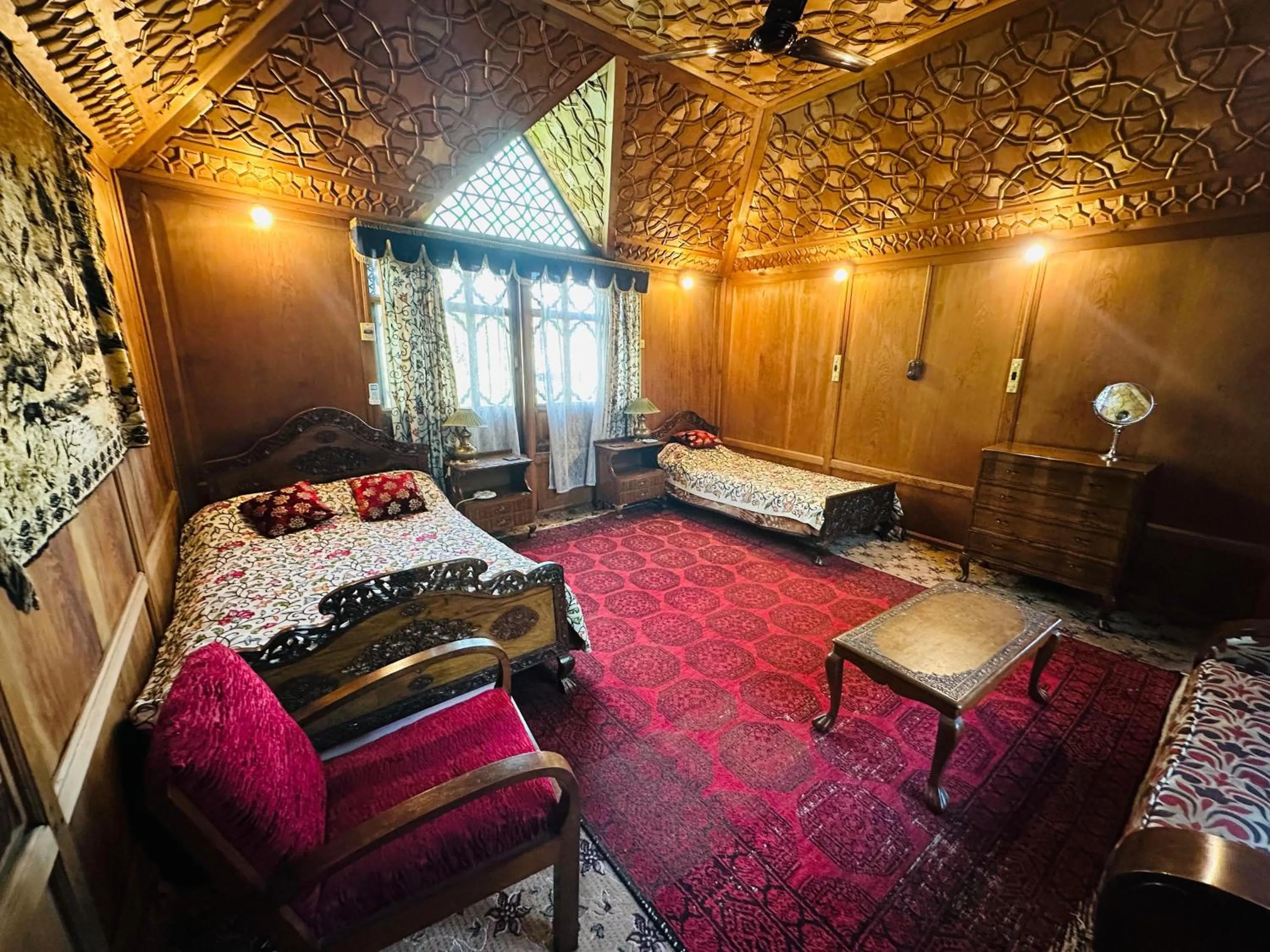 Photo of the whole room, Bed in Maharaja palace houseboat