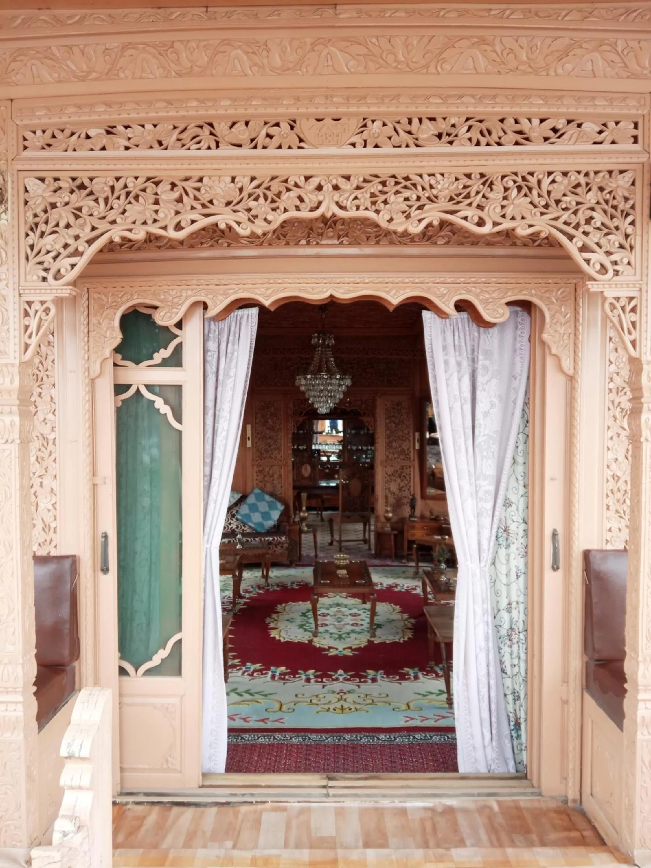 Maharaja palace houseboat