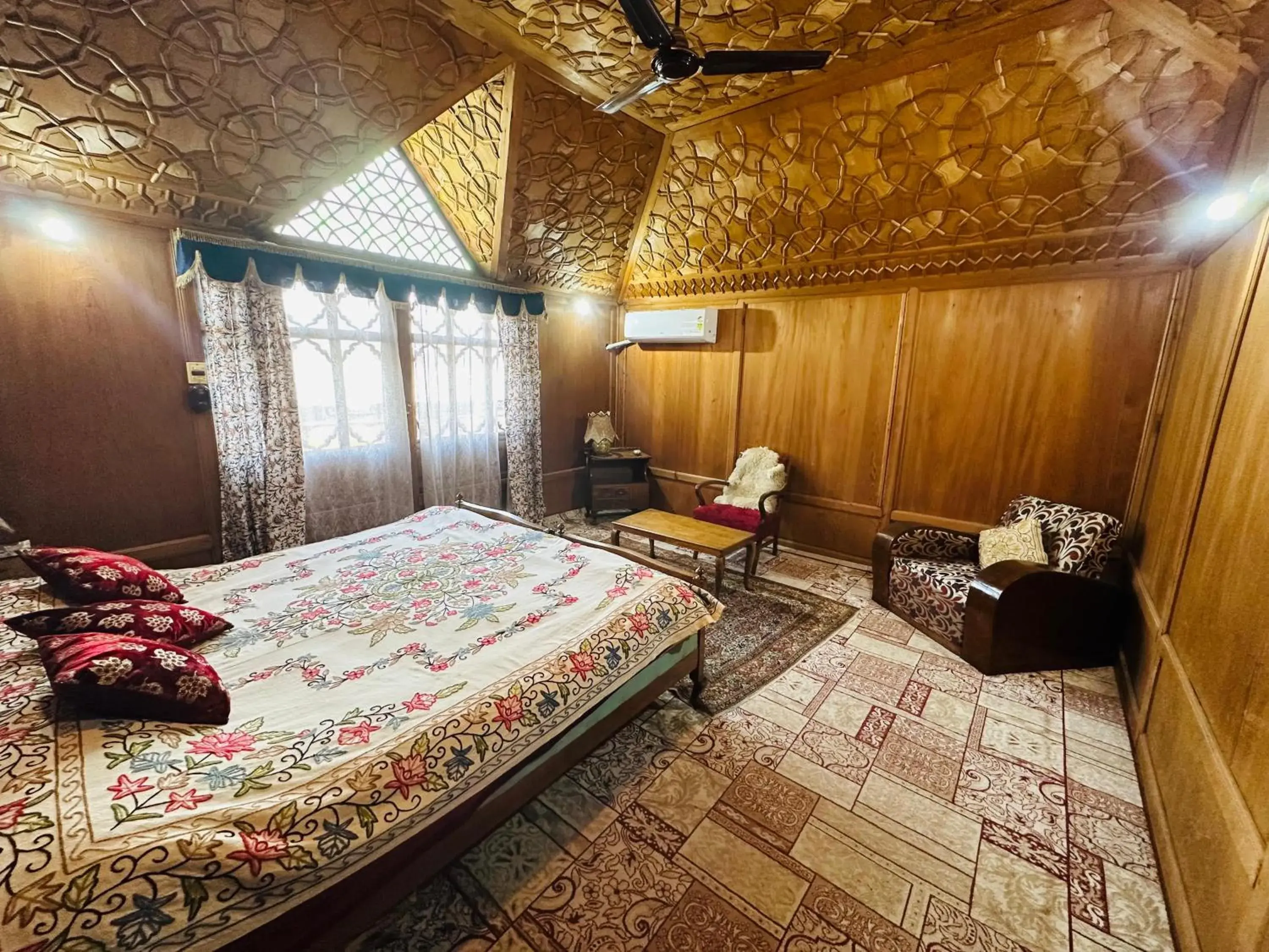 Double or Twin Room in Maharaja palace houseboat Double or Twin Room in Maharaja palace houseboat