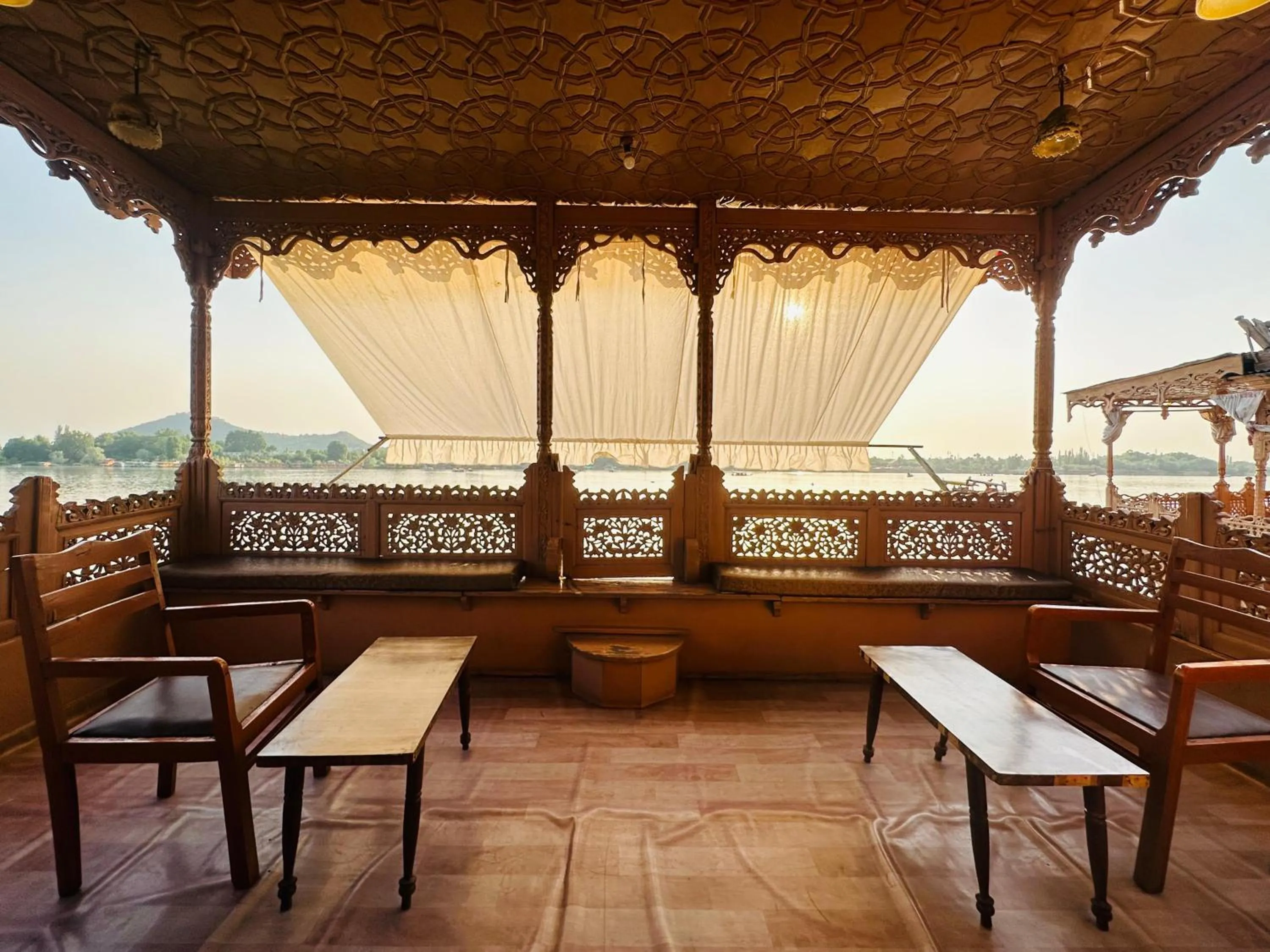 Maharaja palace houseboat