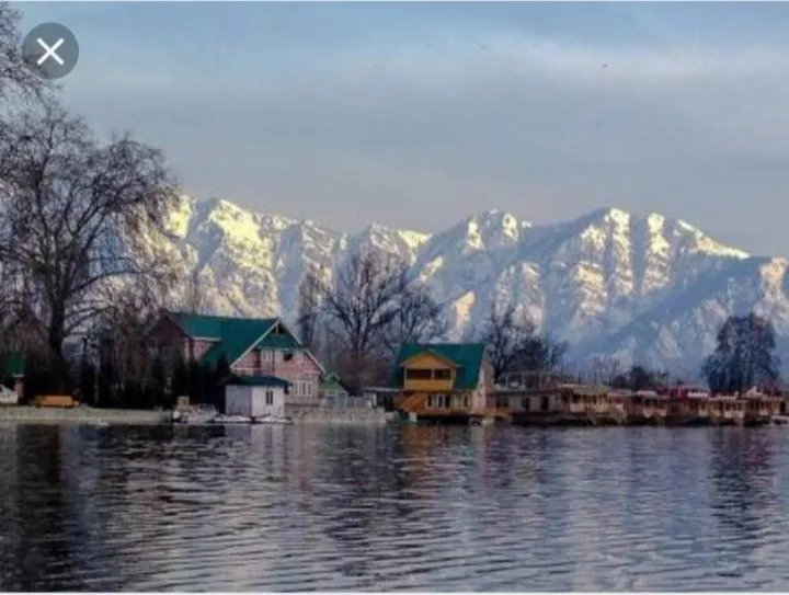 Maharaja palace houseboat