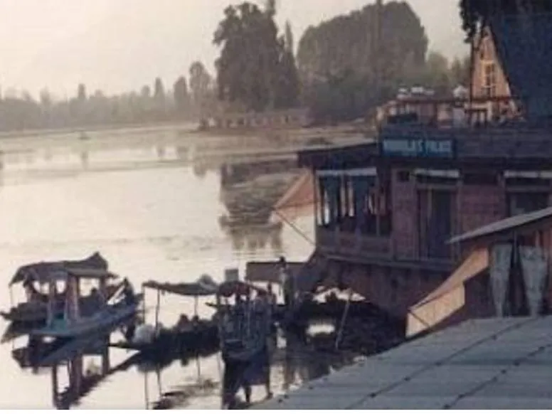 Maharaja palace houseboat