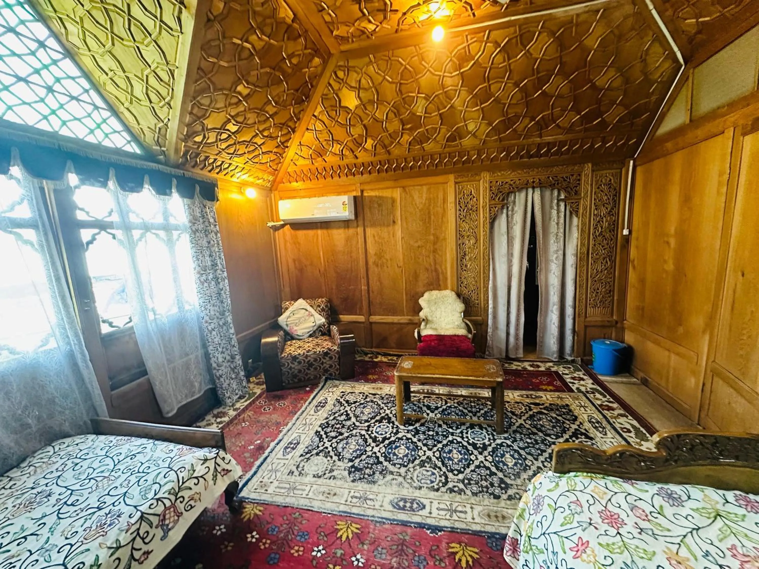 Bed in Maharaja palace houseboat