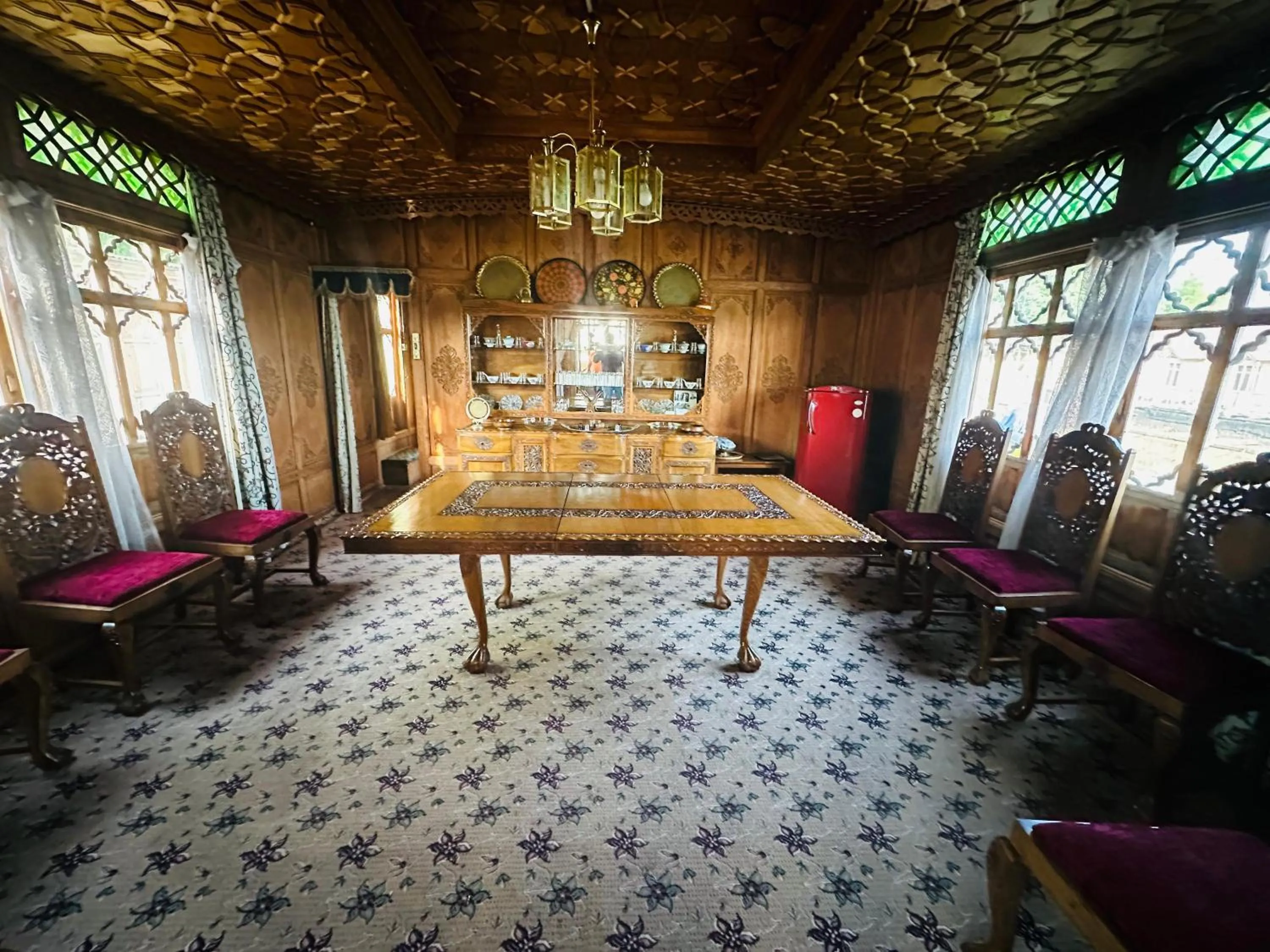 Maharaja palace houseboat