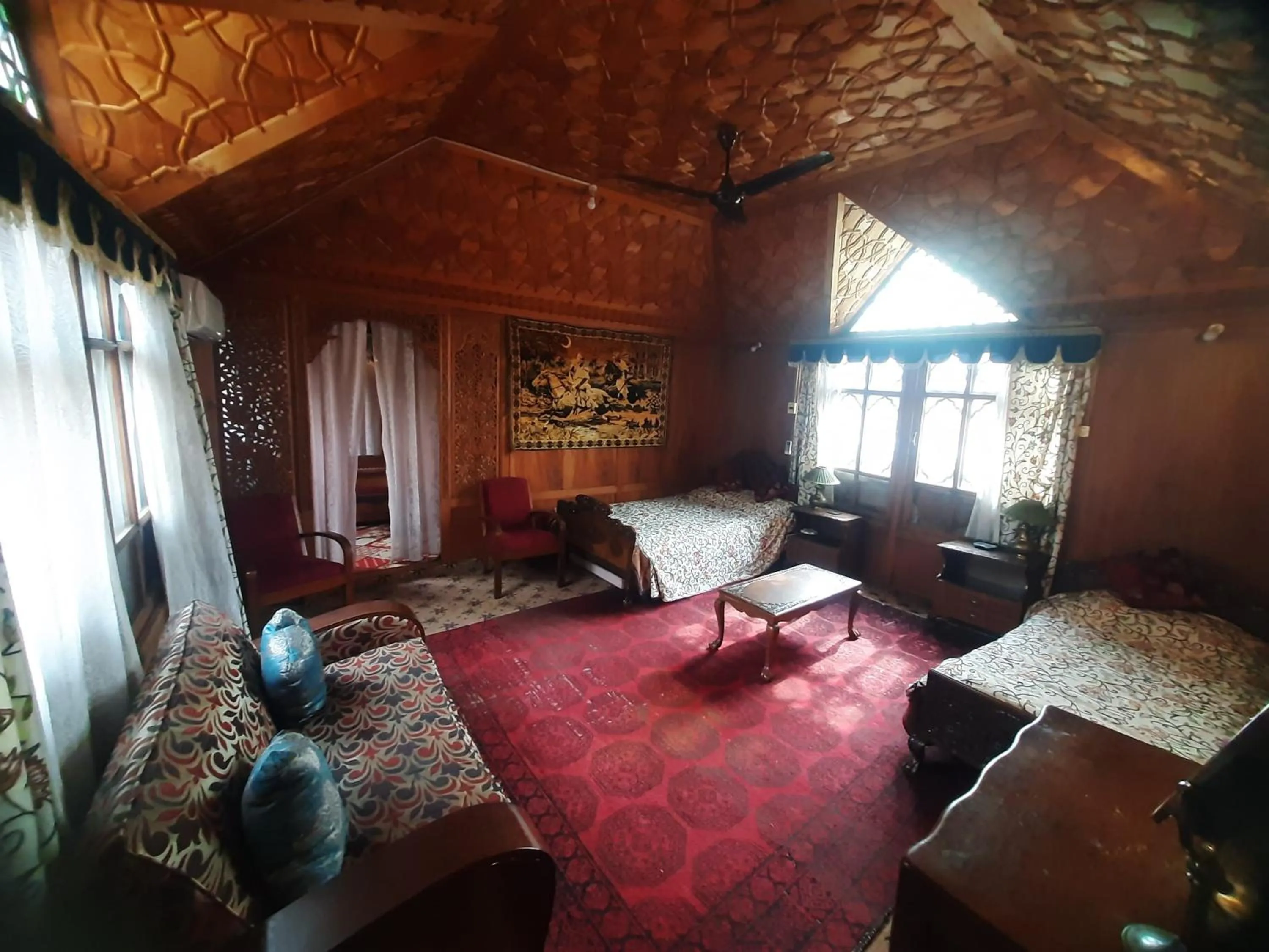 Maharaja palace houseboat
