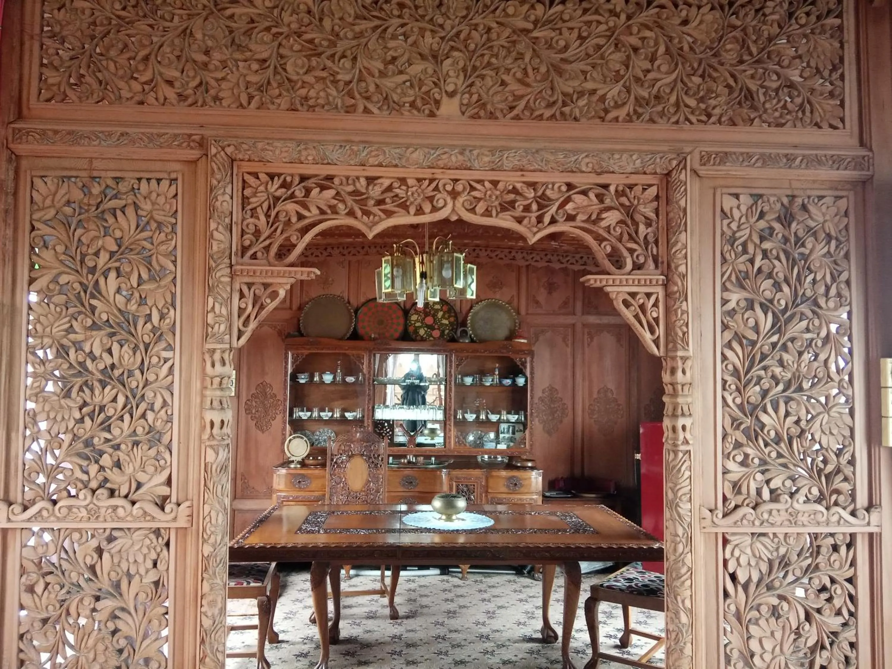 Maharaja palace houseboat