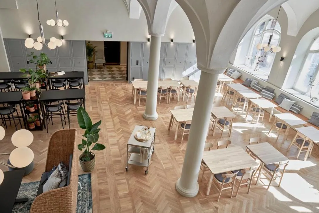 Photo of the whole room in Moment Hotels