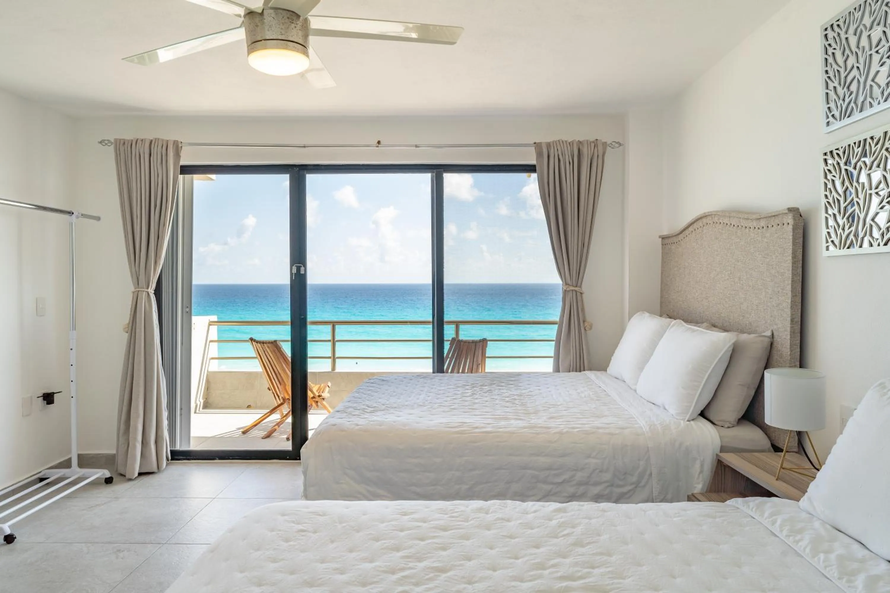 Photo of the whole room, Bed in Sparkling Ocean View in Cancun