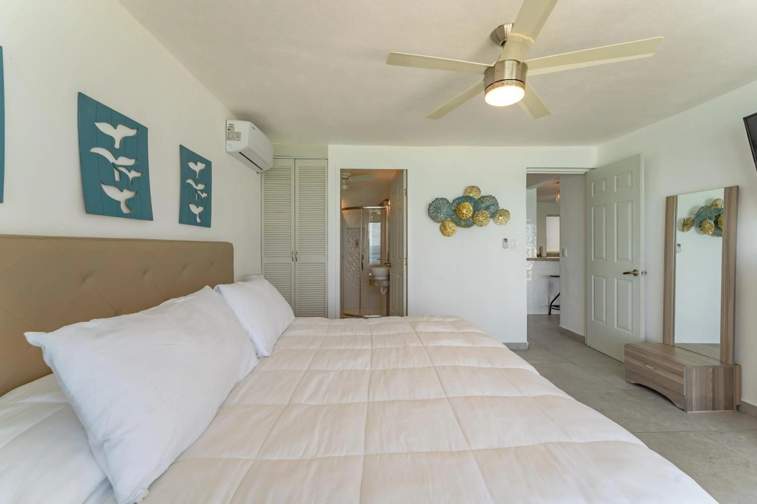 Photo of the whole room, Bed in Sparkling Ocean View in Cancun