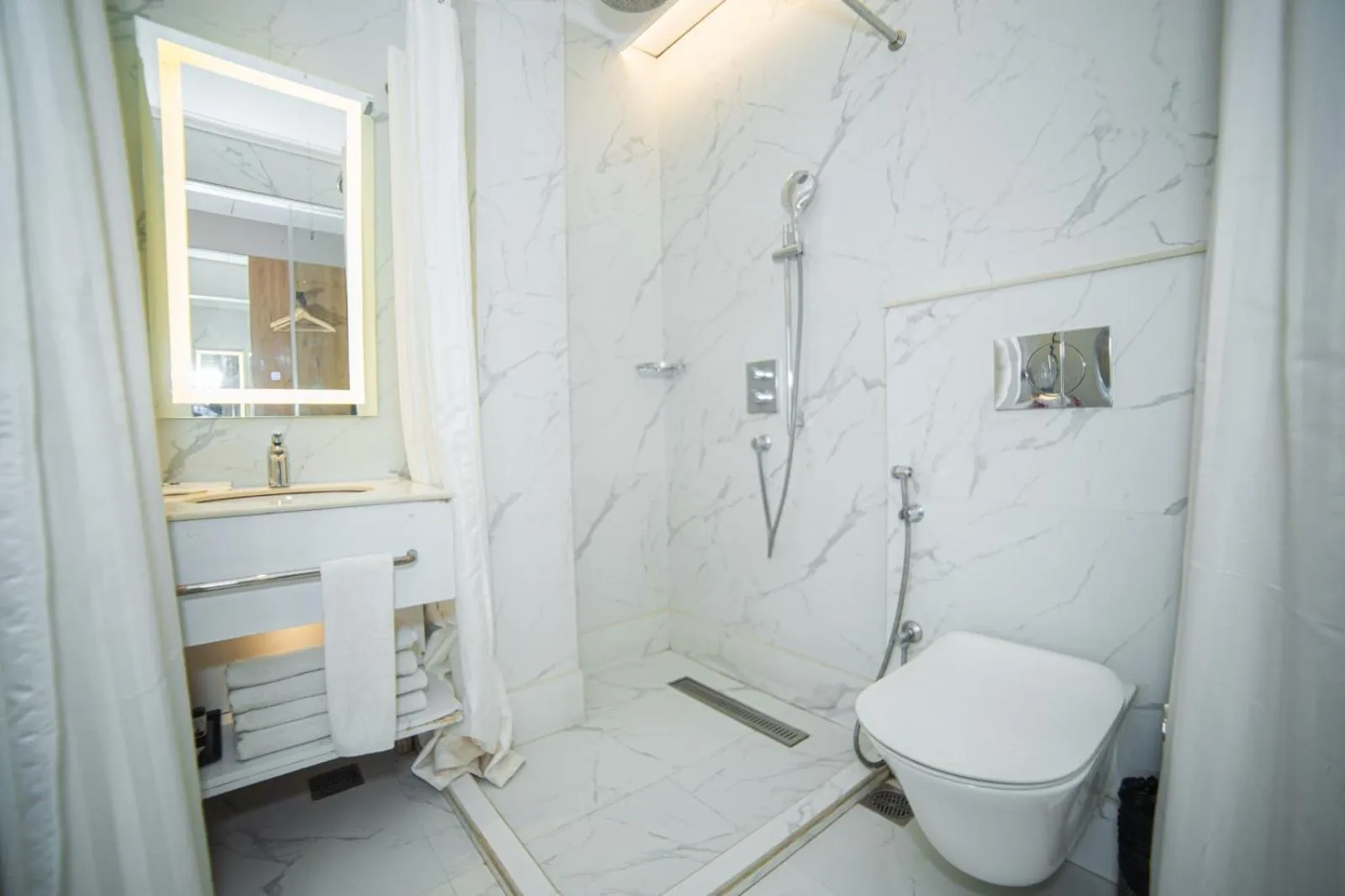 Shower in New Hotel Broadway