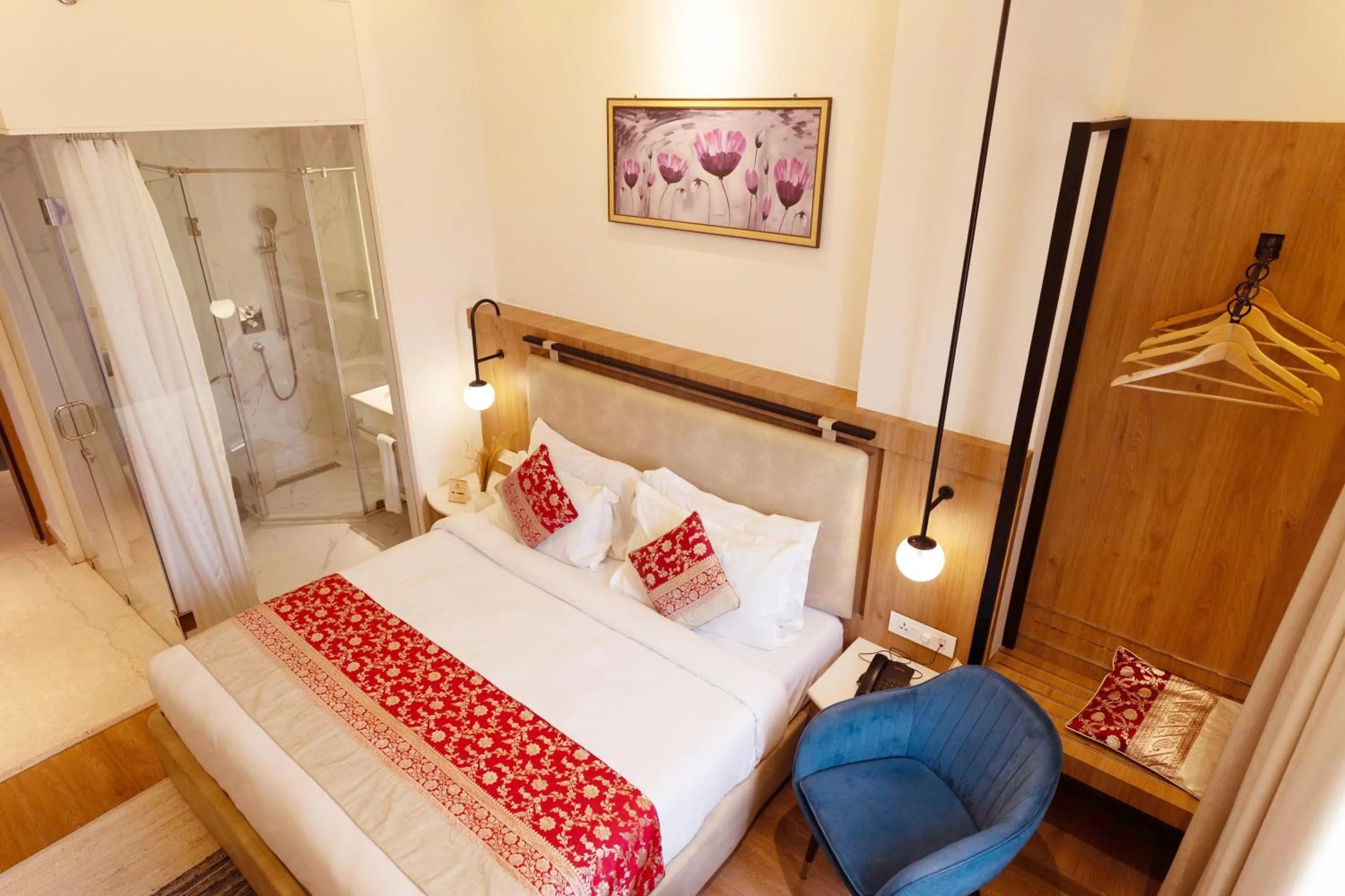 Photo of the whole room, Bed in New Hotel Broadway