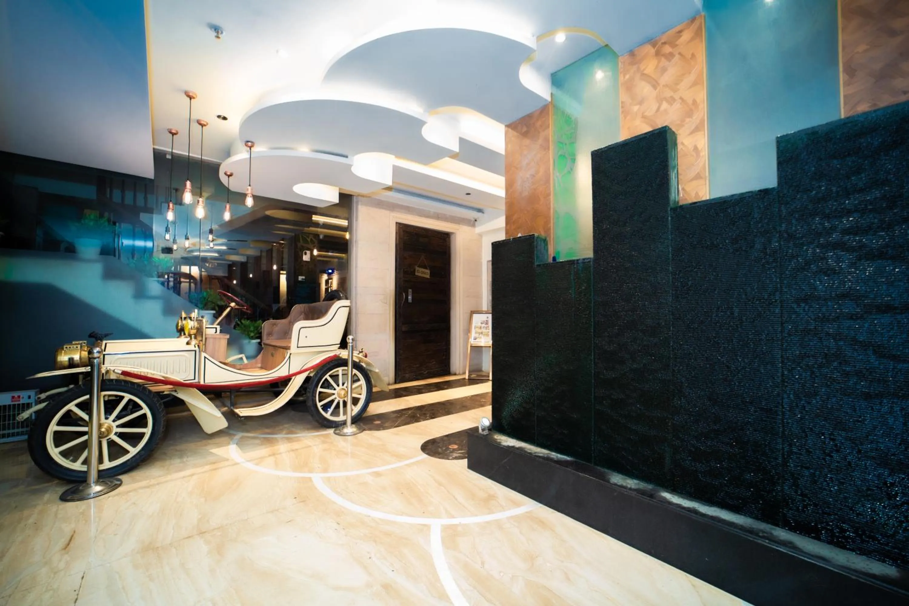 Restaurant/places to eat in New Hotel Broadway