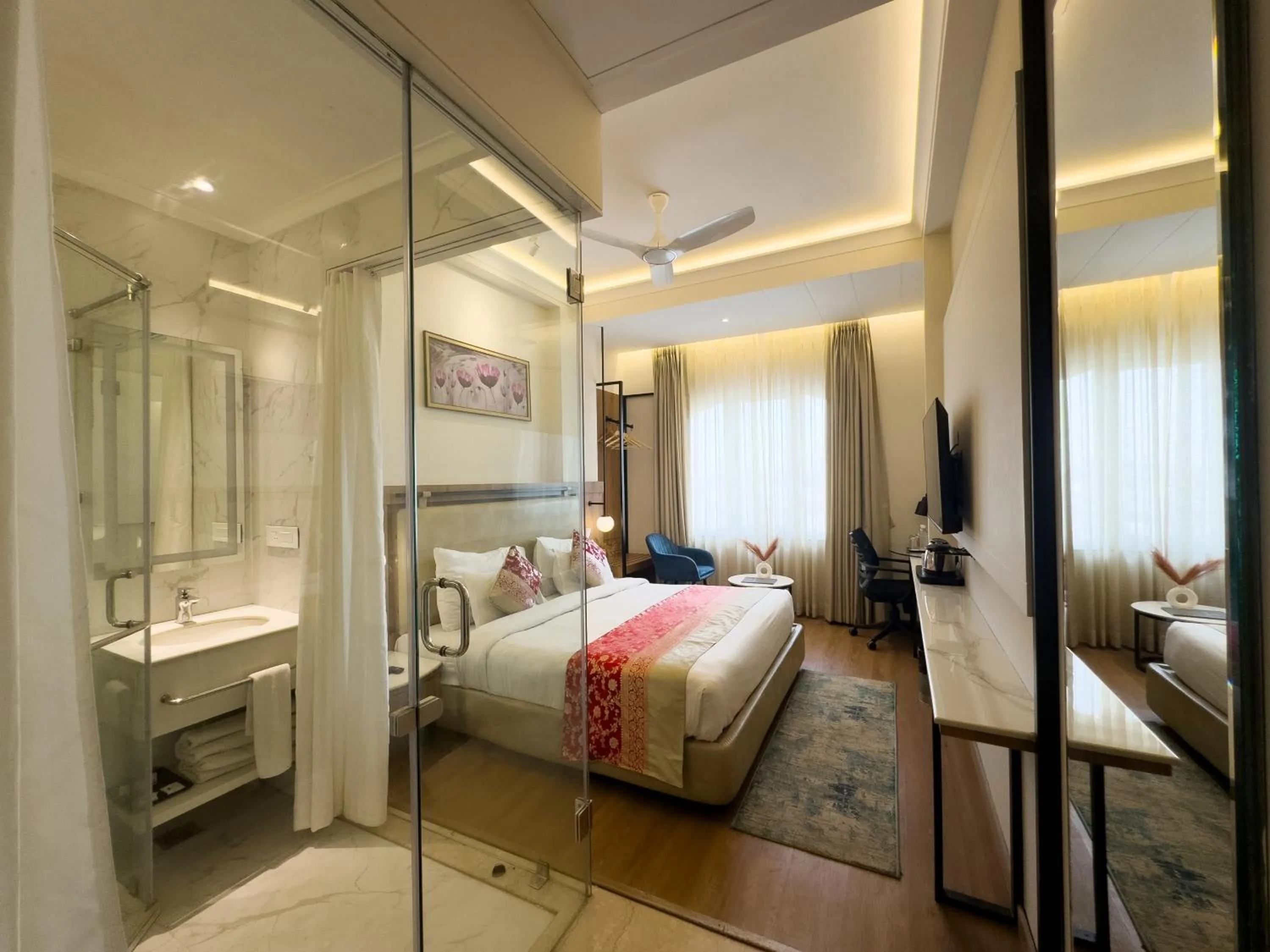 Bathroom, Bed in New Hotel Broadway