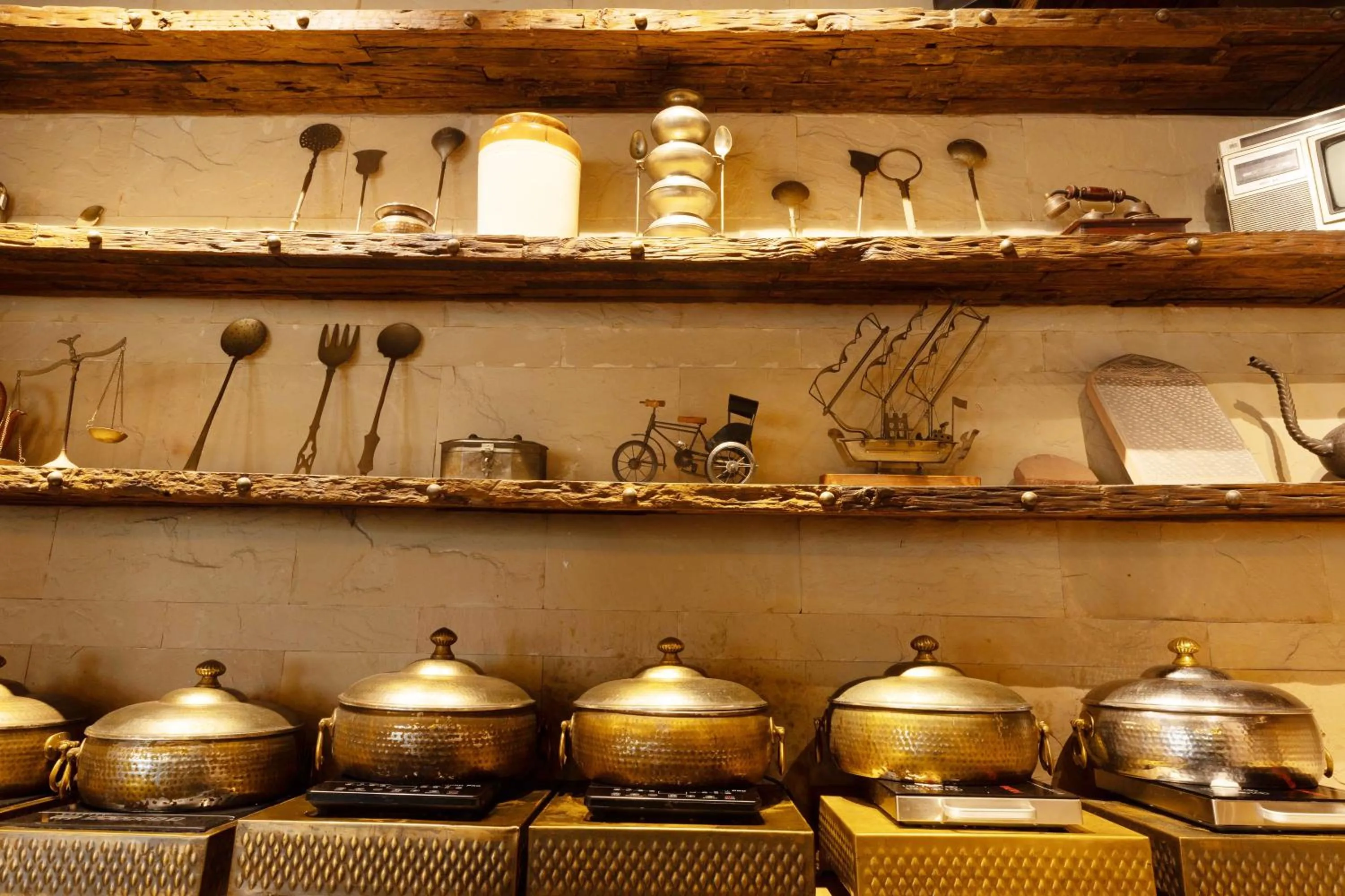 Restaurant/places to eat in New Hotel Broadway