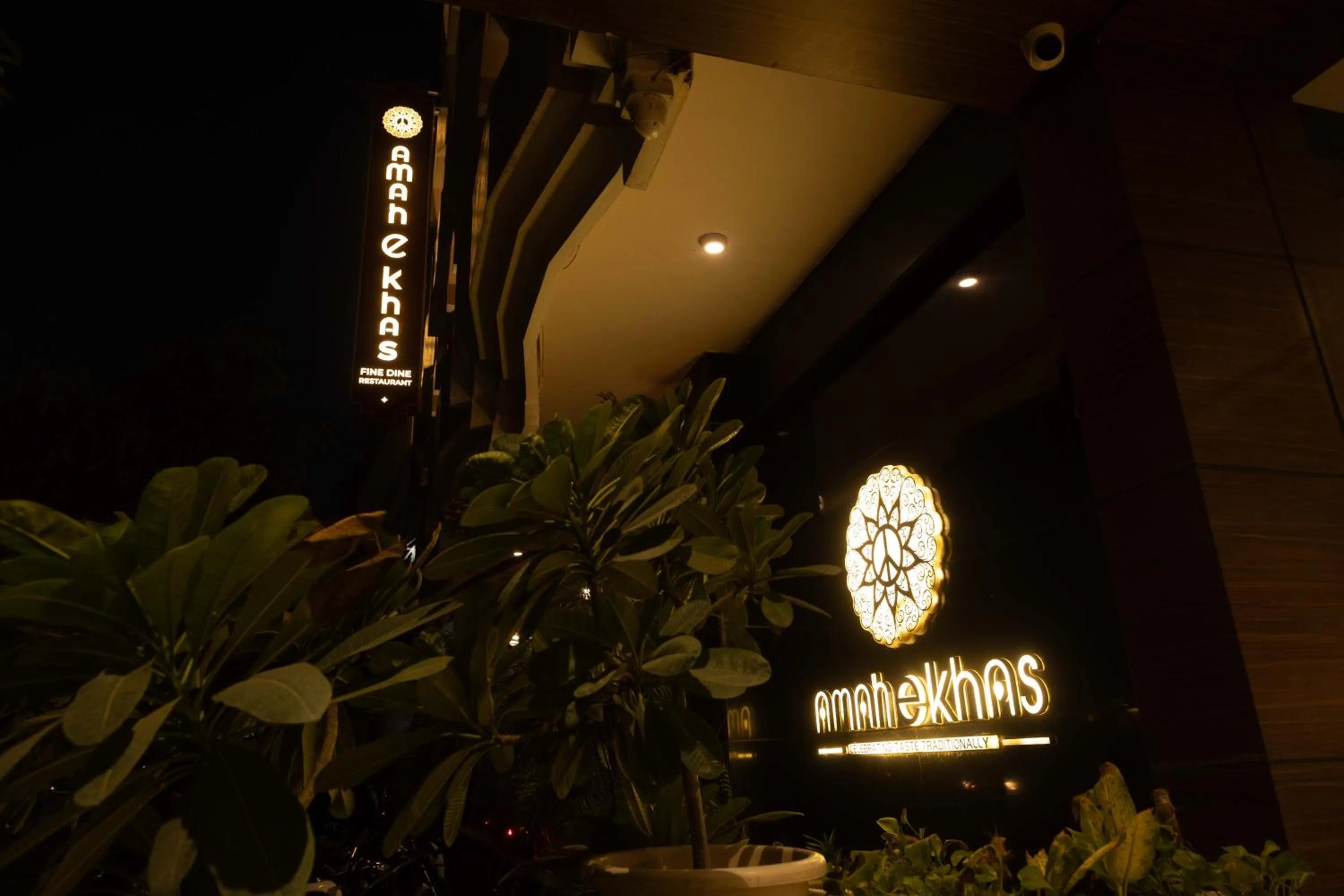 Restaurant/places to eat in New Hotel Broadway