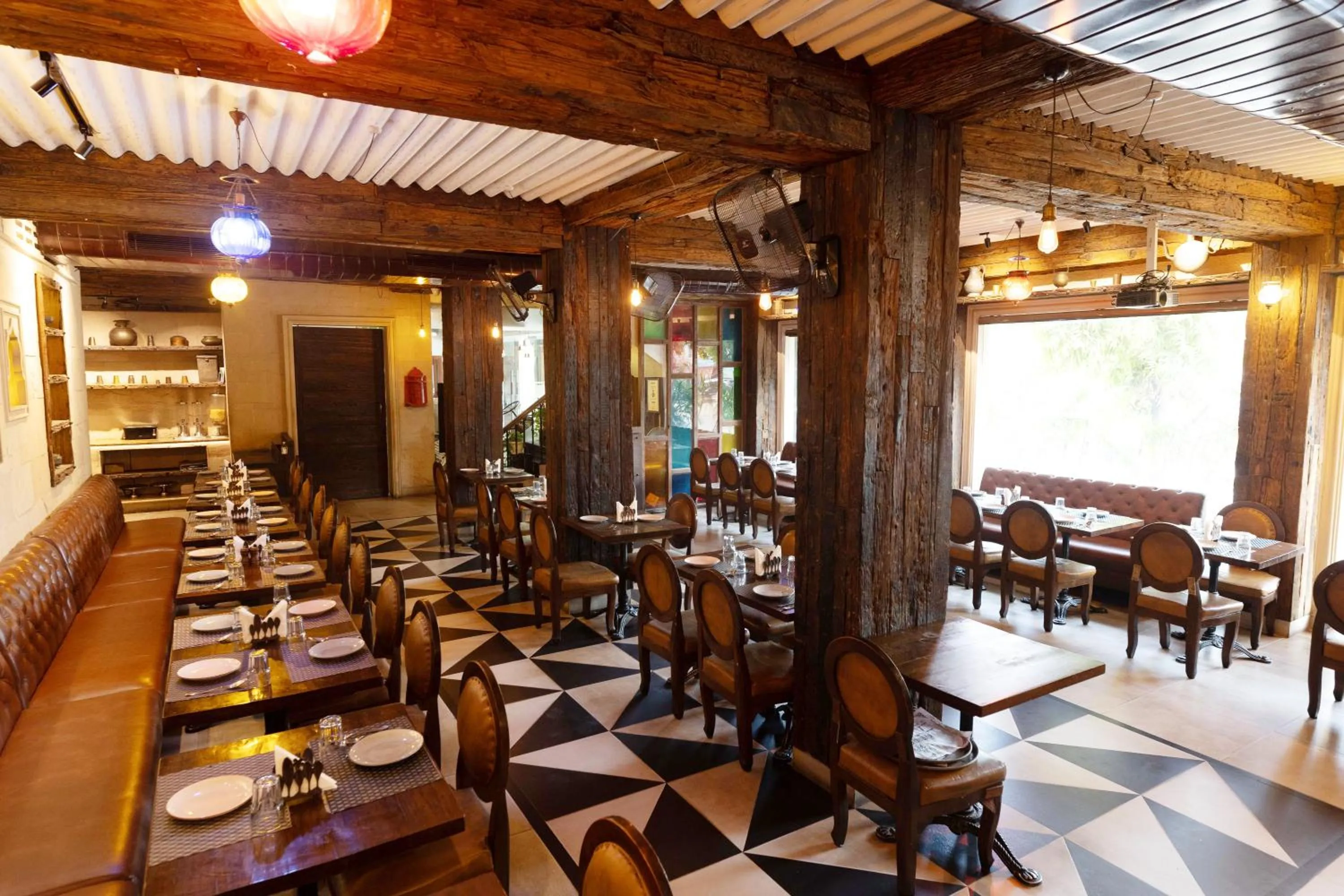 Restaurant/places to eat in New Hotel Broadway