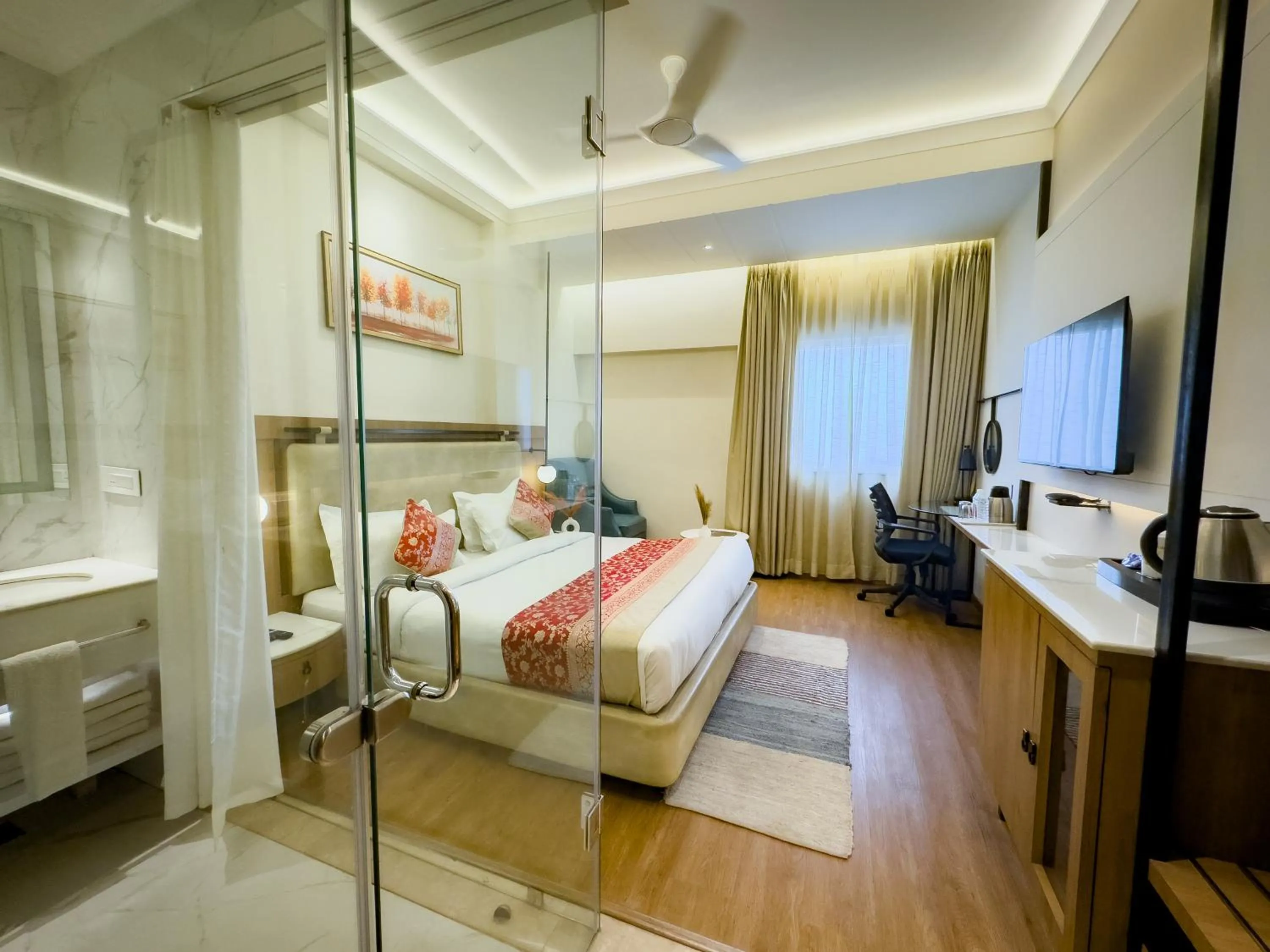 Photo of the whole room, Bed in New Hotel Broadway