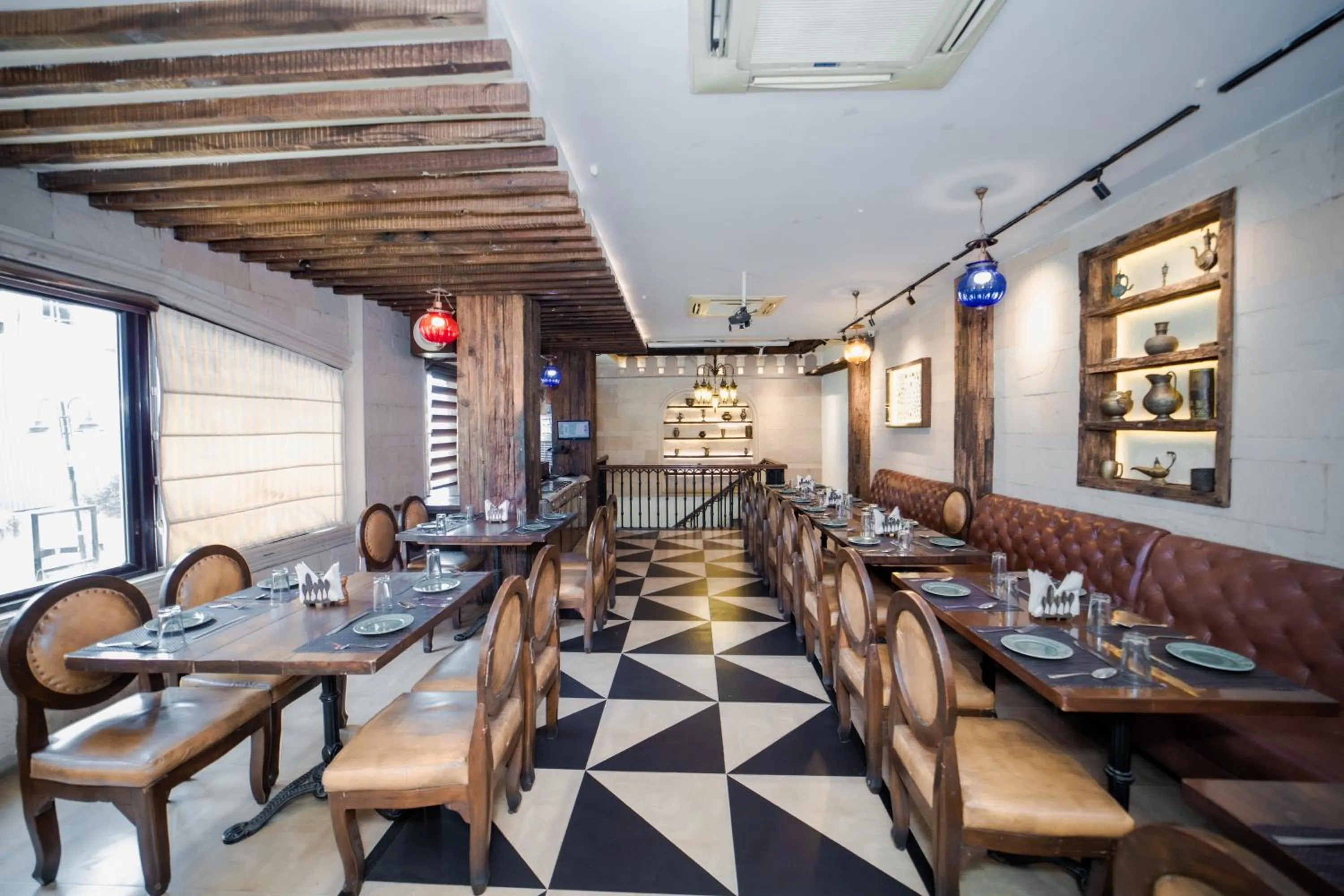 Restaurant/places to eat in New Hotel Broadway