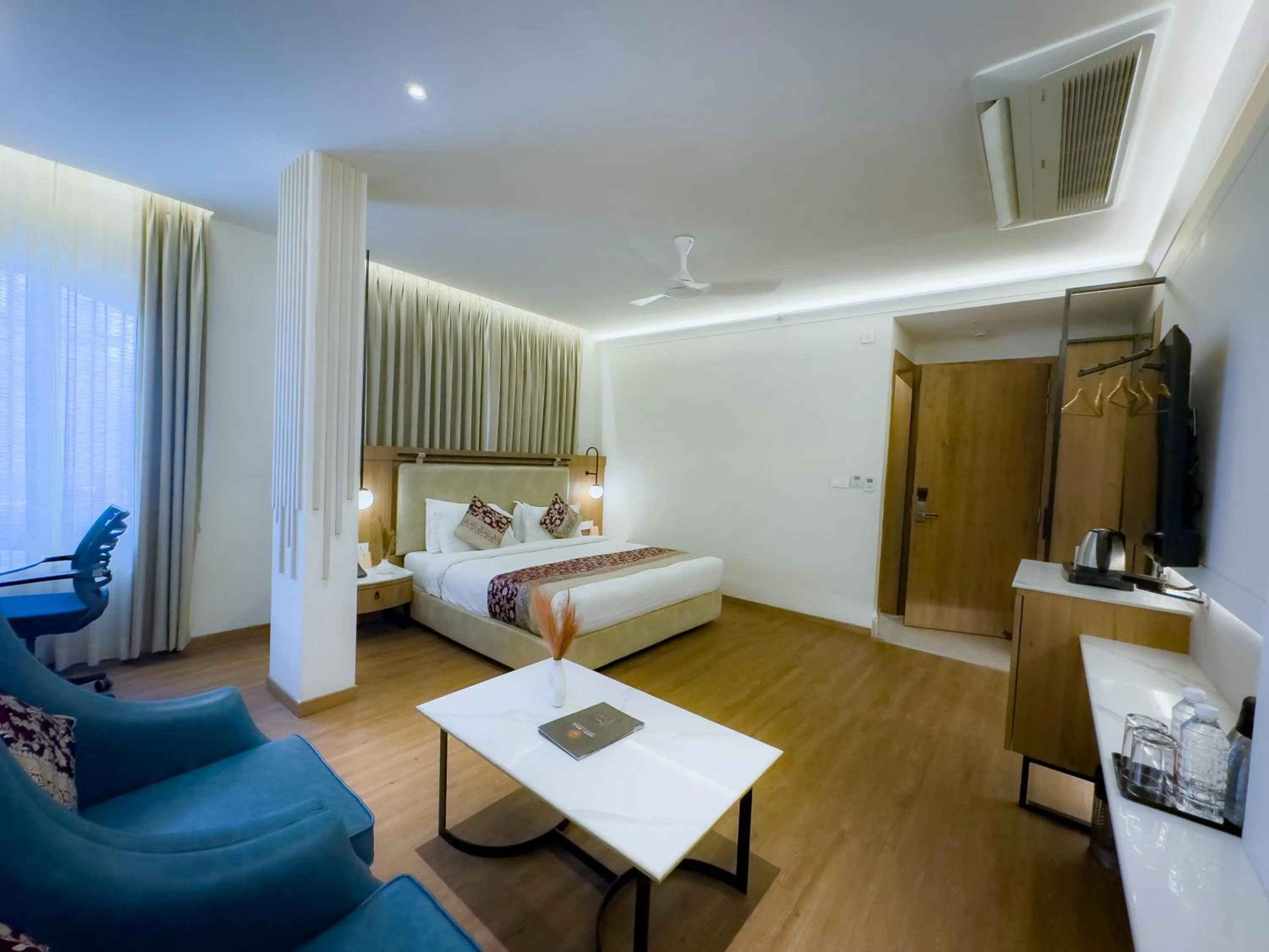 Photo of the whole room, Bed in New Hotel Broadway