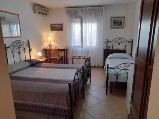 Triple Room with Private Bathroom in Bed&Breakfast L'Oasi Triple Room with Private Bathroom in Bed&Breakfast L'Oasi