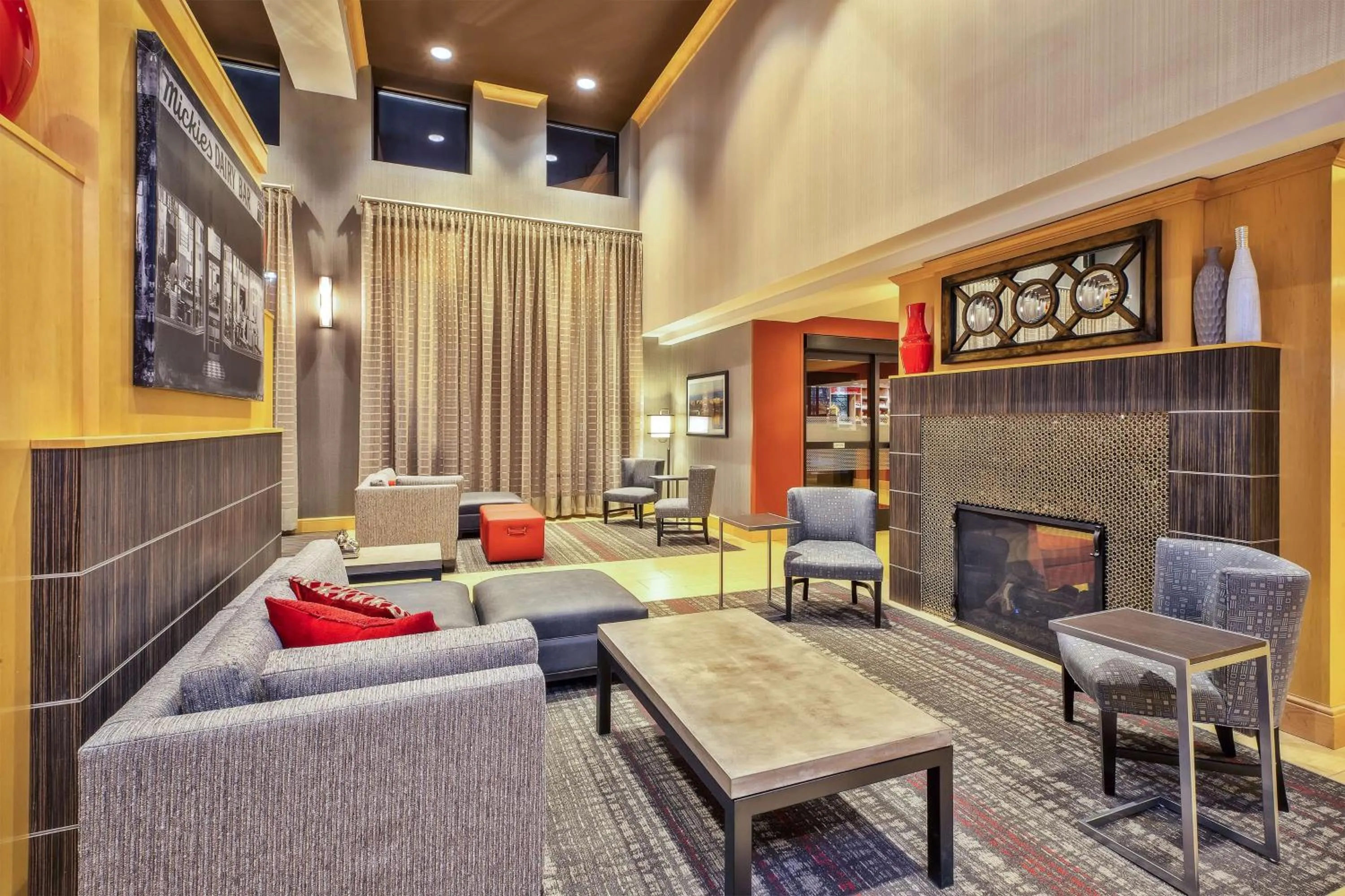 Lobby or reception in Hampton Inn & Suites Madison - West