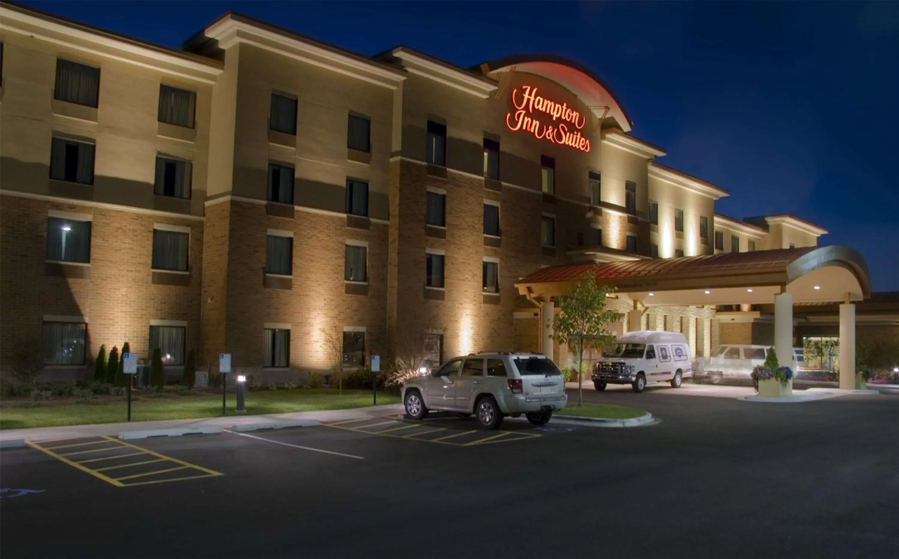 Property building in Hampton Inn & Suites Madison - West