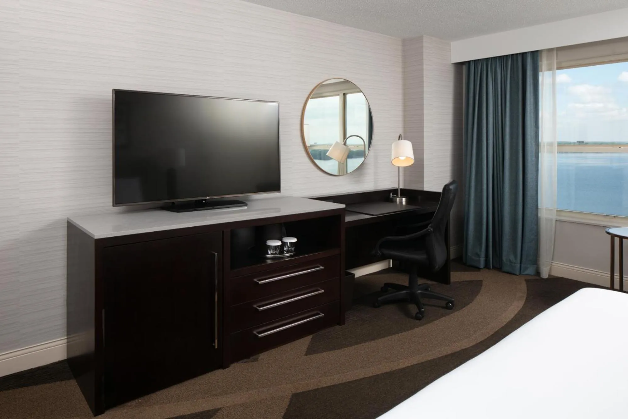 TV and multimedia, Bed in Hilton Madison Monona Terrace