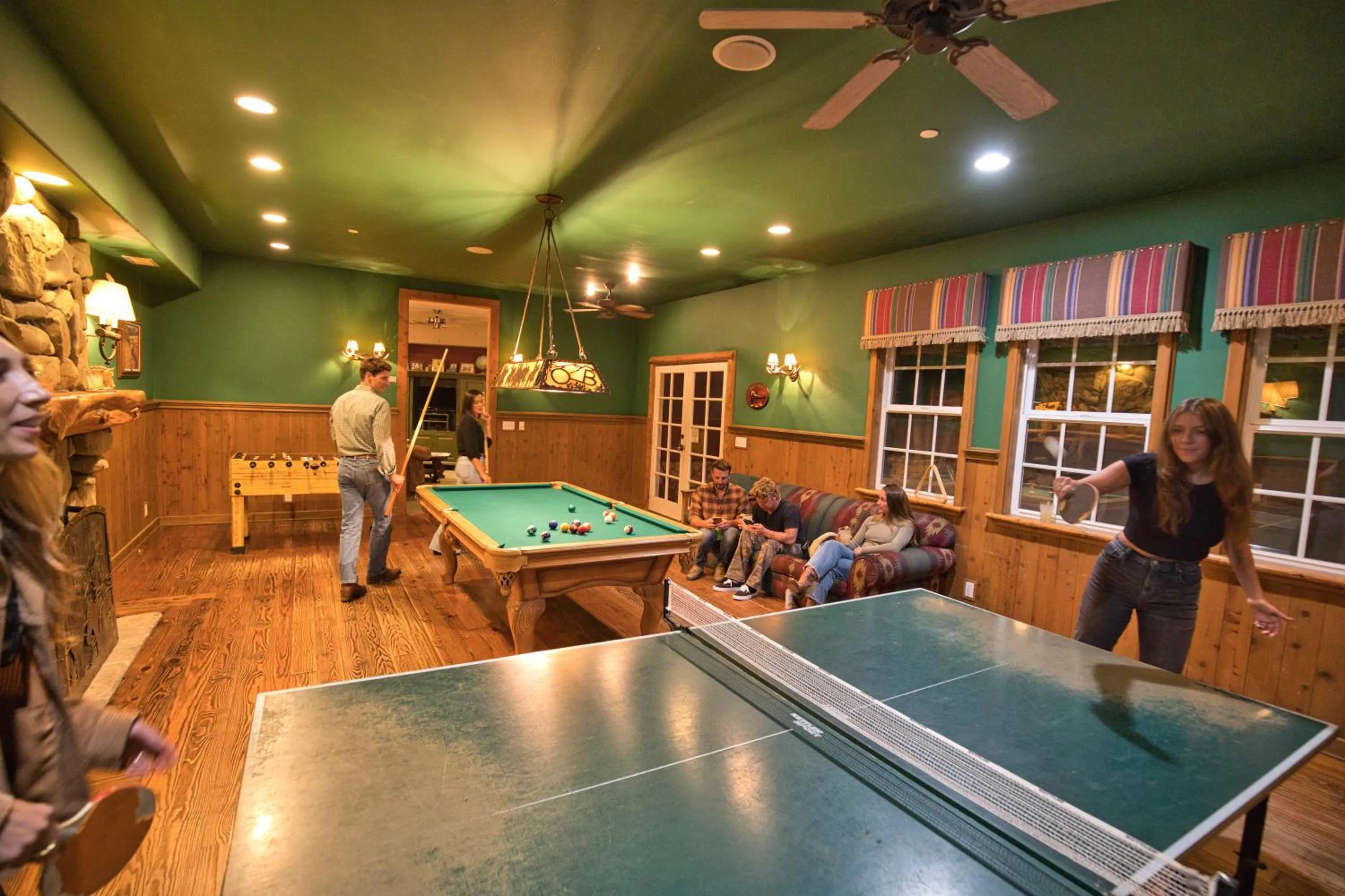 Communal lounge/ TV room in Circle Bar B Guest Ranch