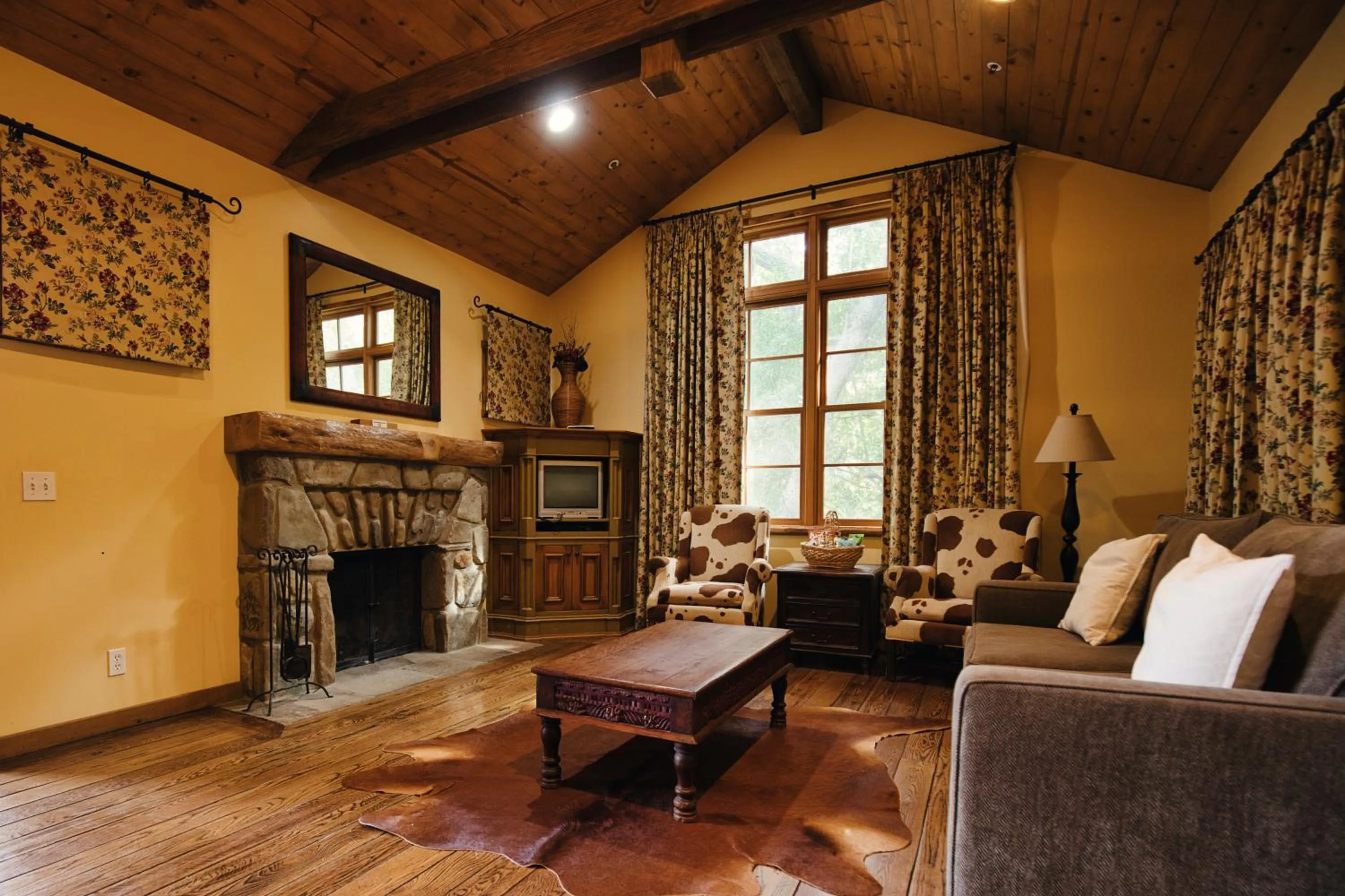 TV and multimedia in Circle Bar B Guest Ranch