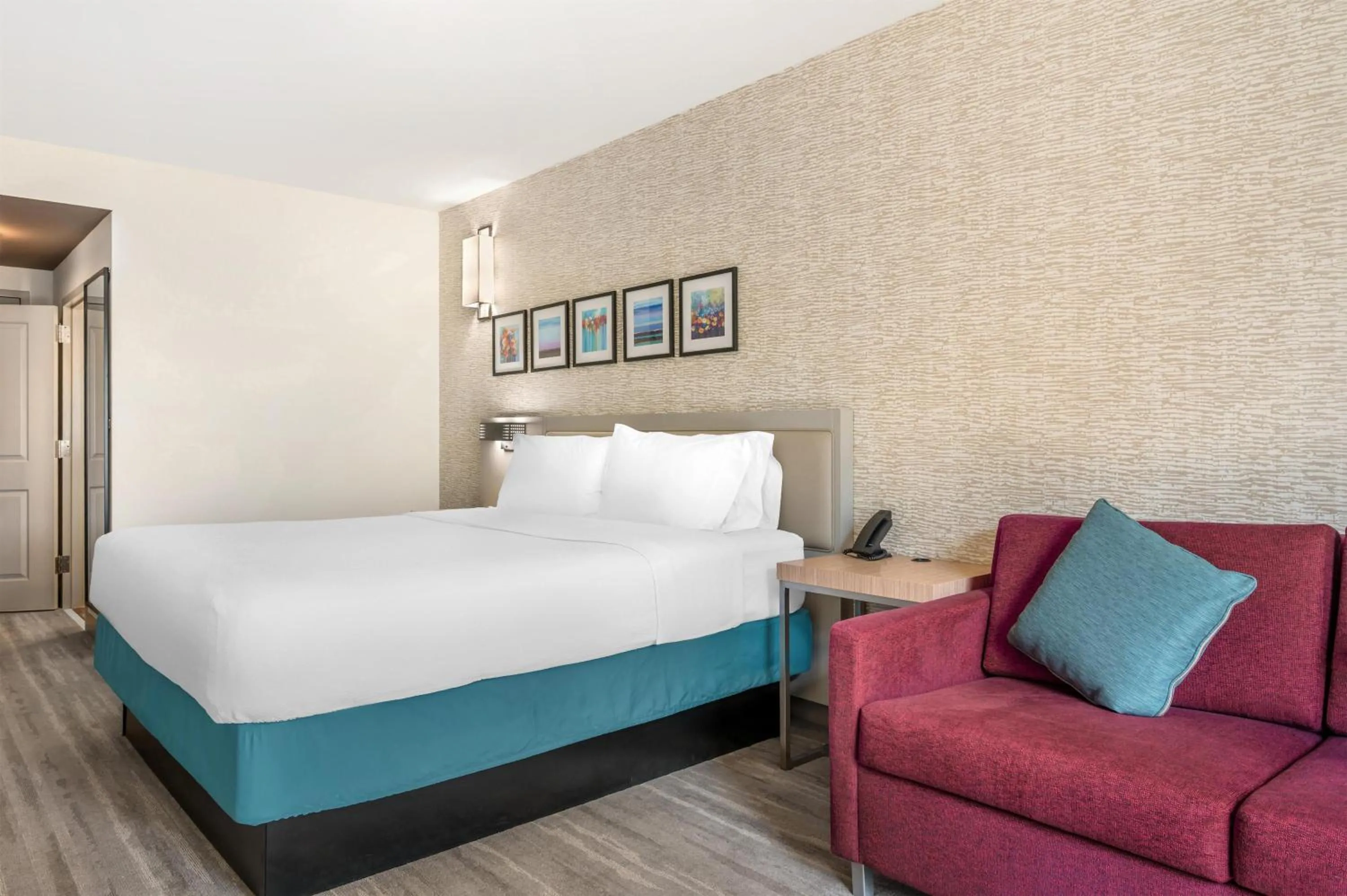 Living room, Bed in Hilton Garden Inn Wisconsin Dells