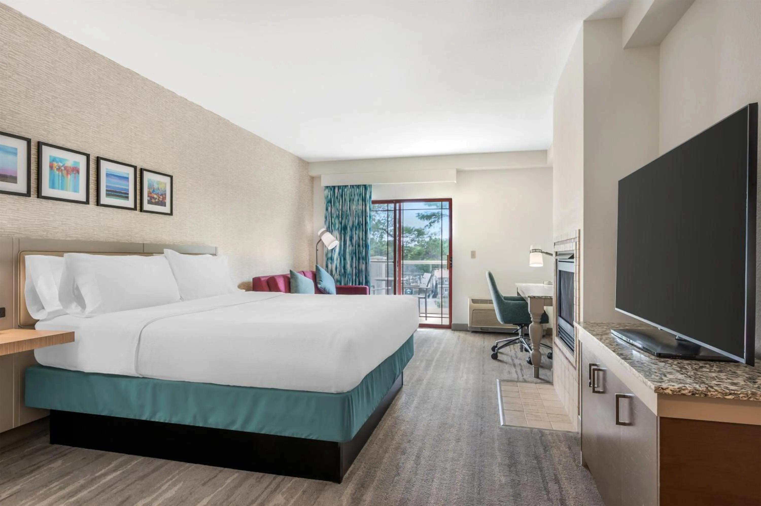 Living room, Bed in Hilton Garden Inn Wisconsin Dells