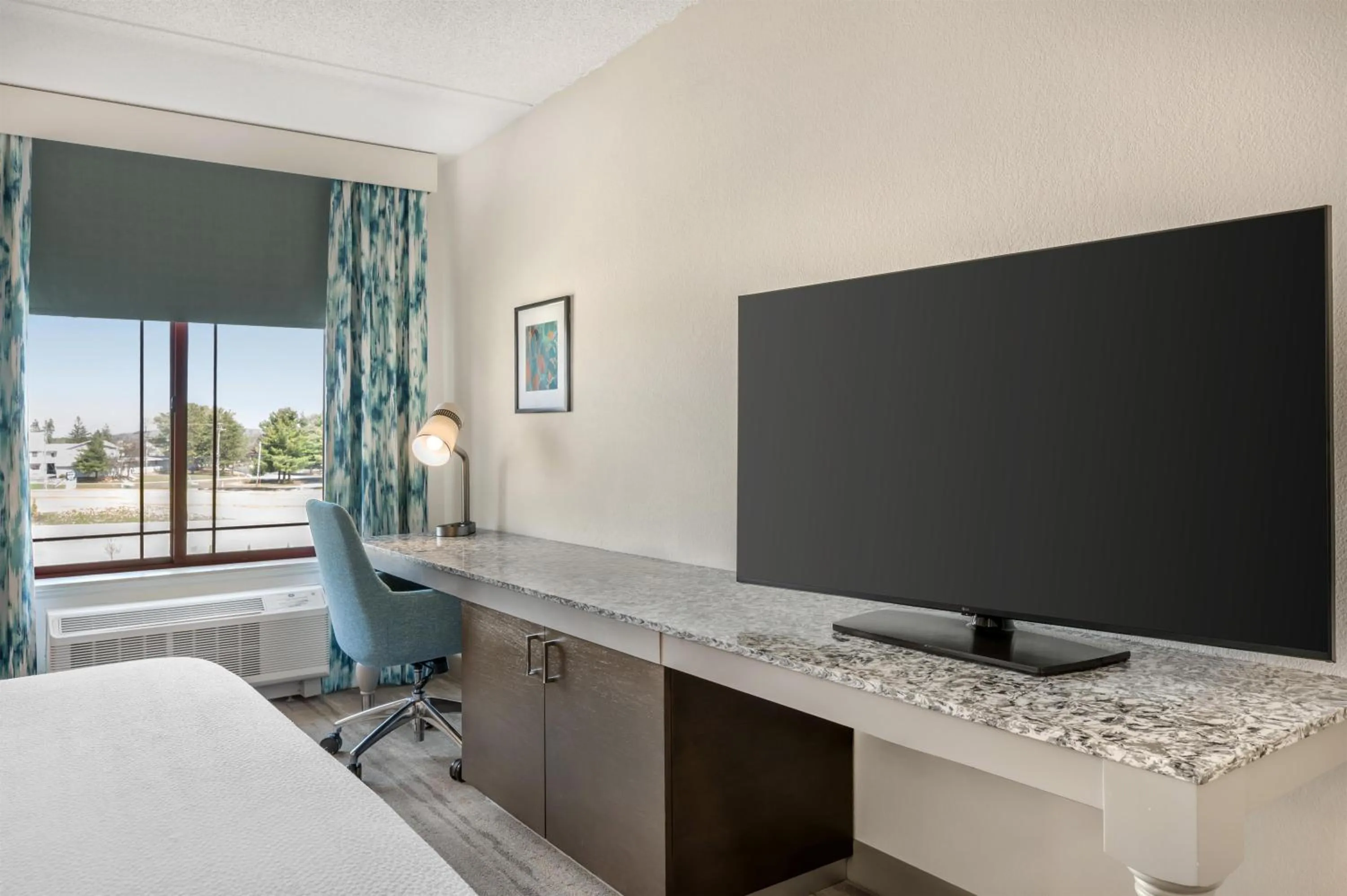 Bedroom, Bed in Hilton Garden Inn Wisconsin Dells