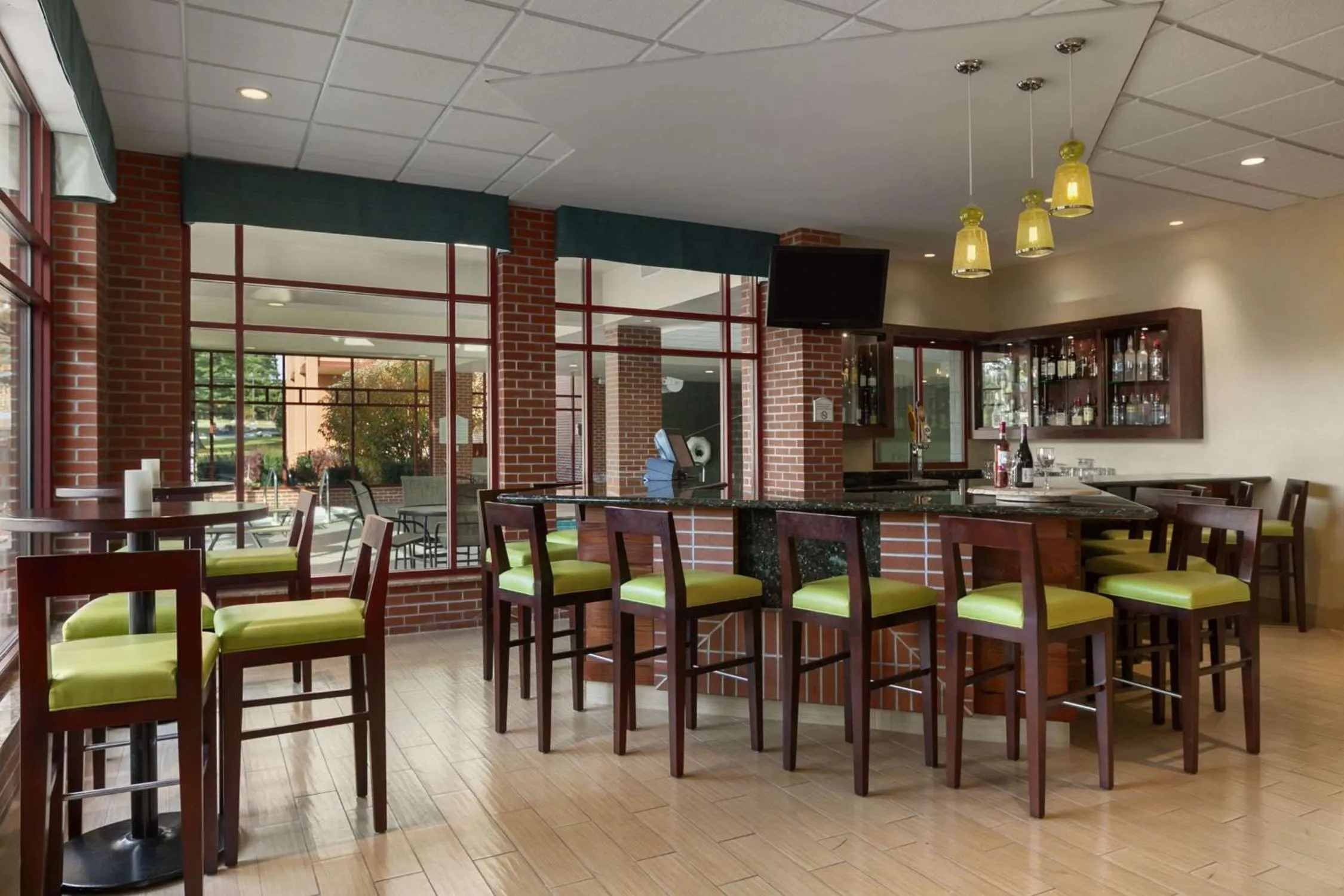 Lounge or bar in Hilton Garden Inn Wisconsin Dells