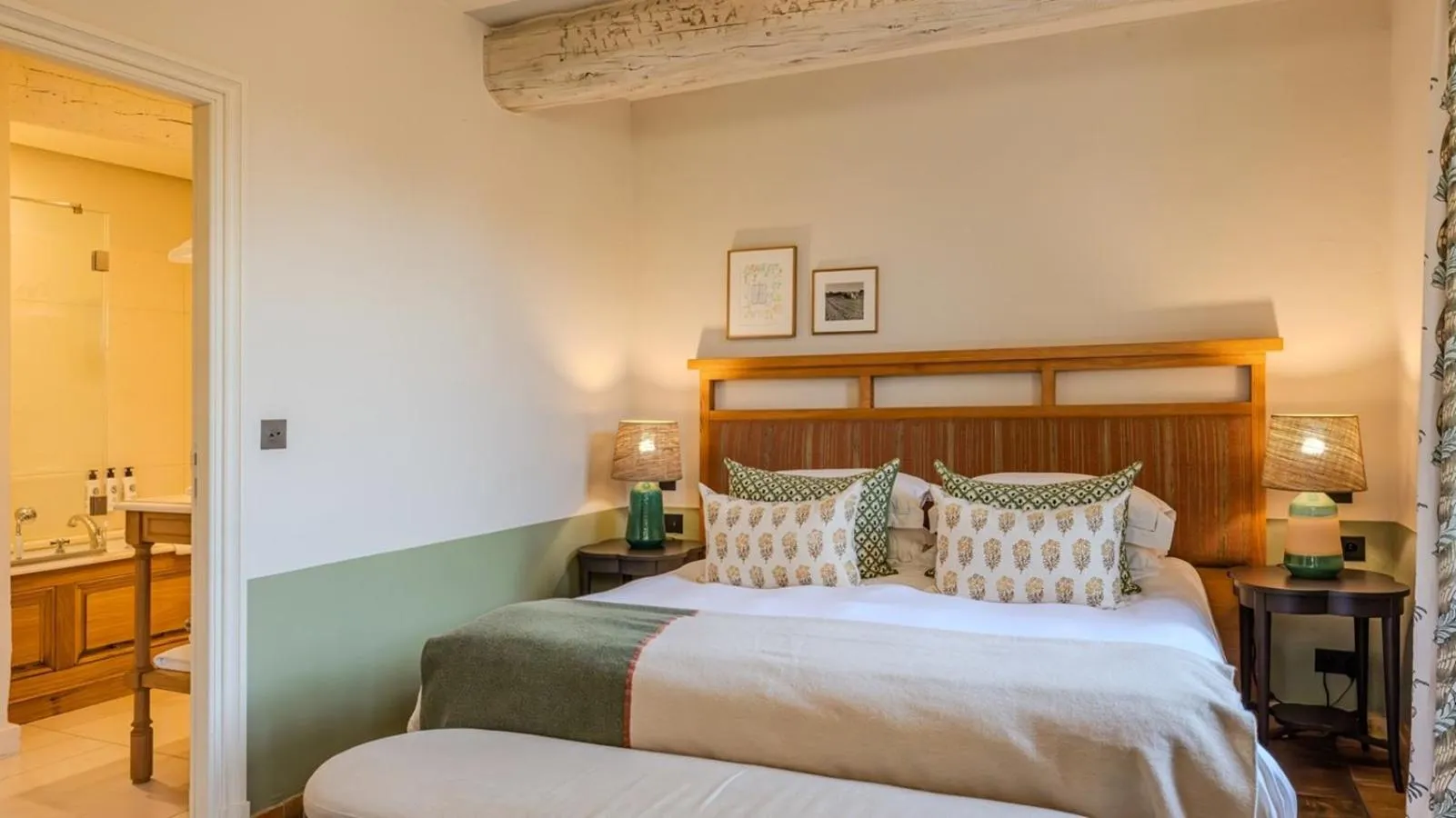 Bed in Hotel Crillon le Brave