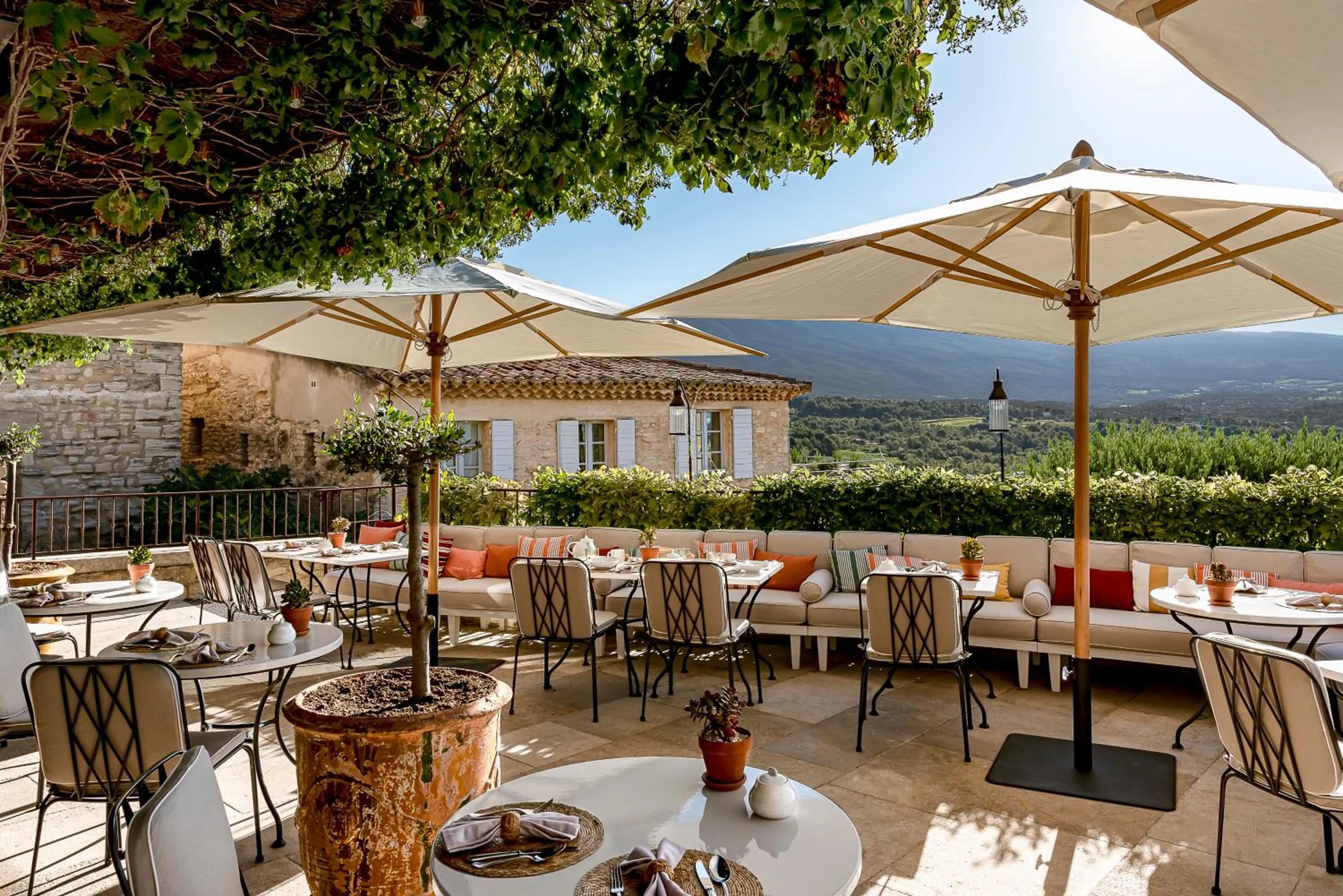 Restaurant/places to eat in Hotel Crillon le Brave